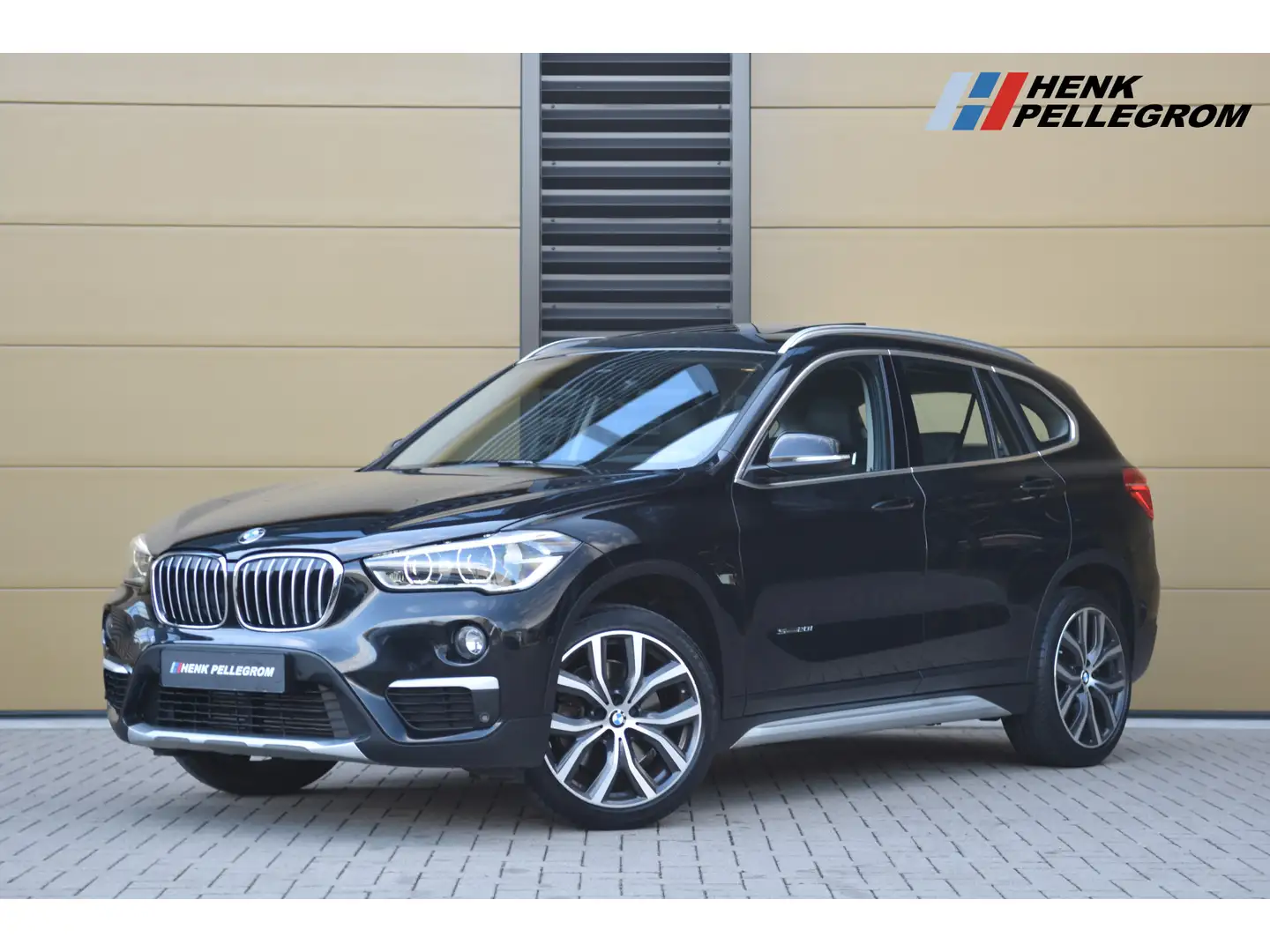 BMW X1 sDrive20i High Executive * Panoramadak * Leder * L Zwart - 1