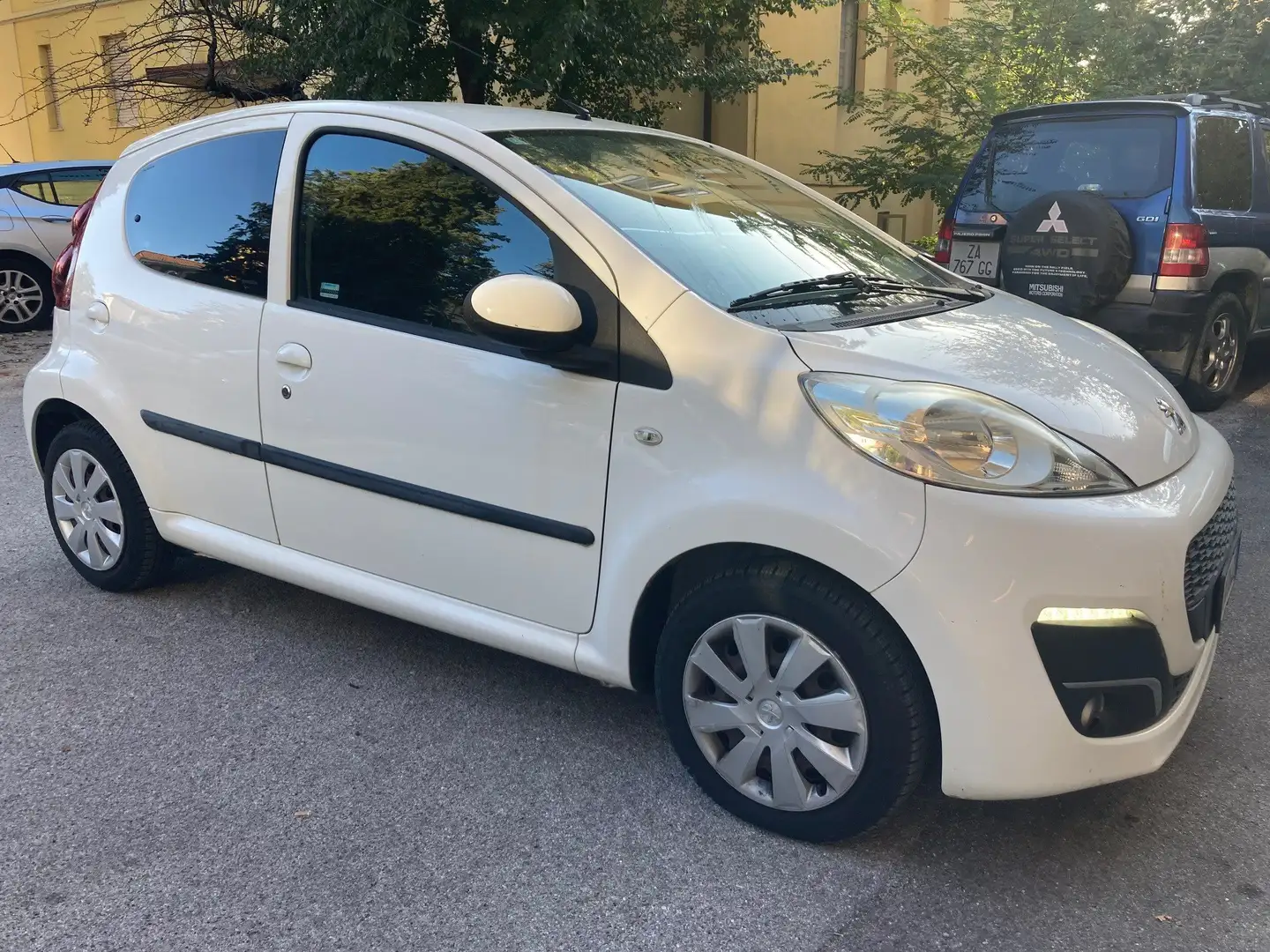 Peugeot 107 107 2012 5p 1.0 12v Active 2tronic Biały - 1