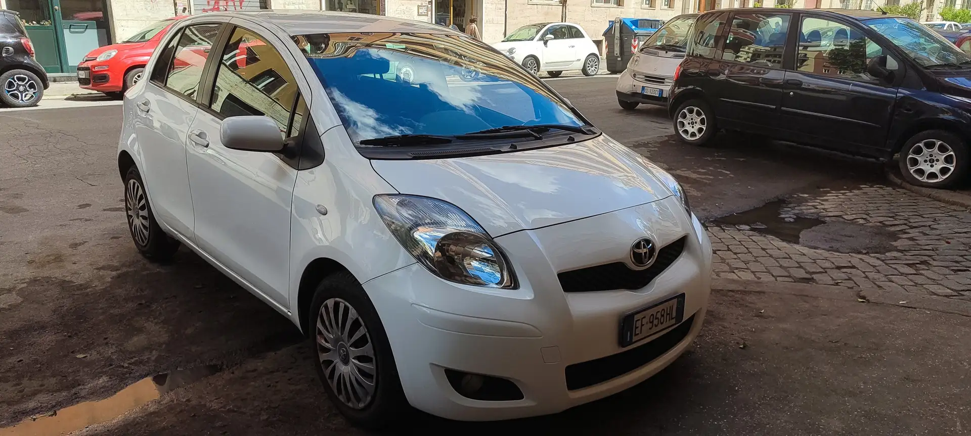 Toyota Yaris Yaris II 2005 5p 1.3 (dual) Sol c/vsc+trc Bianco - 1