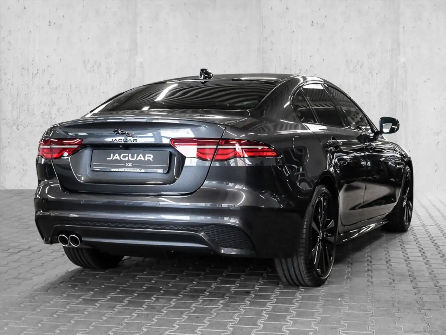 Jaguar XE R-Dynamic HSE D200 Black Pack  Navi Leder digitale Šedá - 2