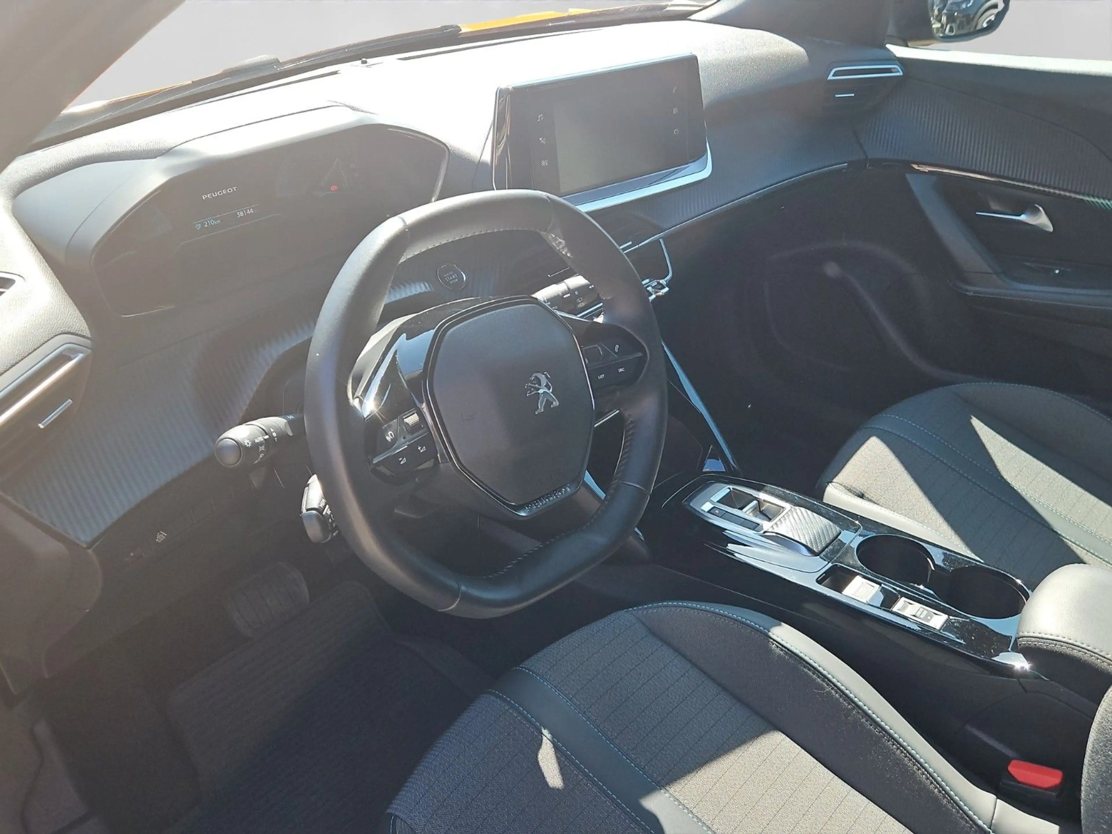 Peugeot 2008 e- Allure, Navi — photo 10