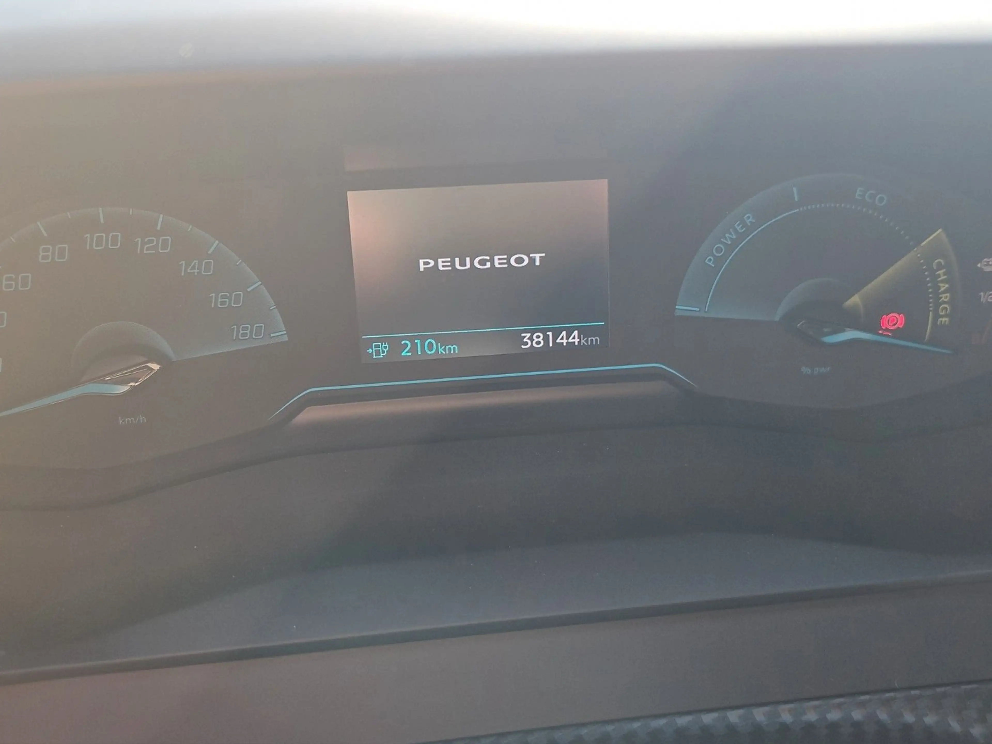 Peugeot 2008 e- Allure, Navi — photo 11