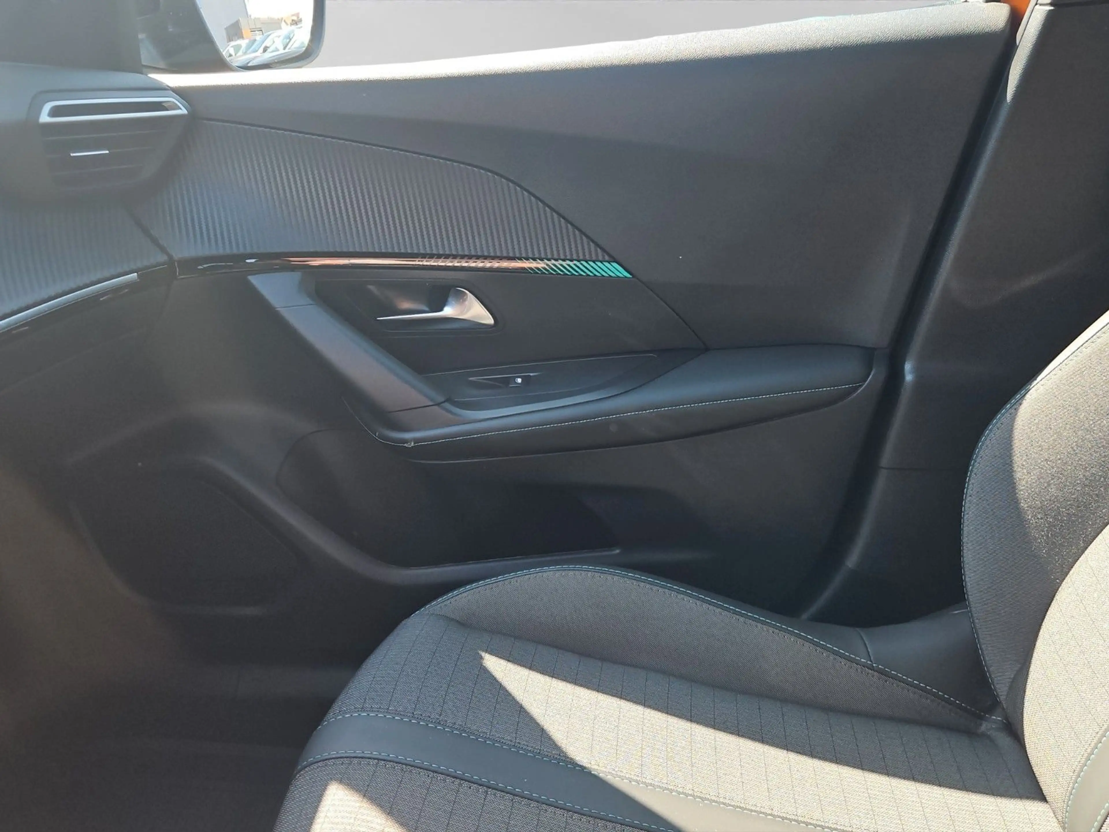 Peugeot 2008 e- Allure, Navi — photo 12