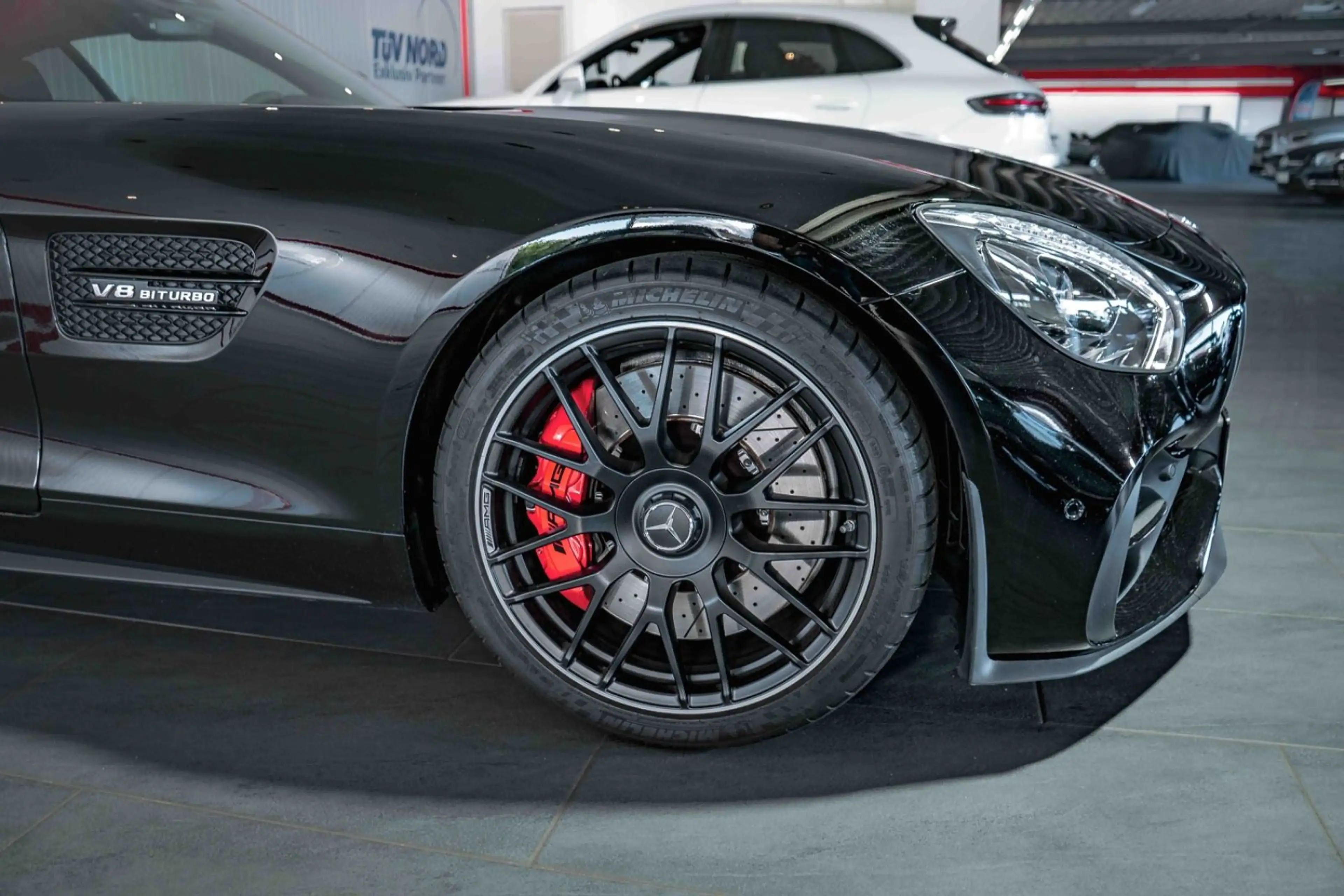Mercedes-Benz AMG GT Coupé Aerodynamik Panorama Burmester — photo 4
