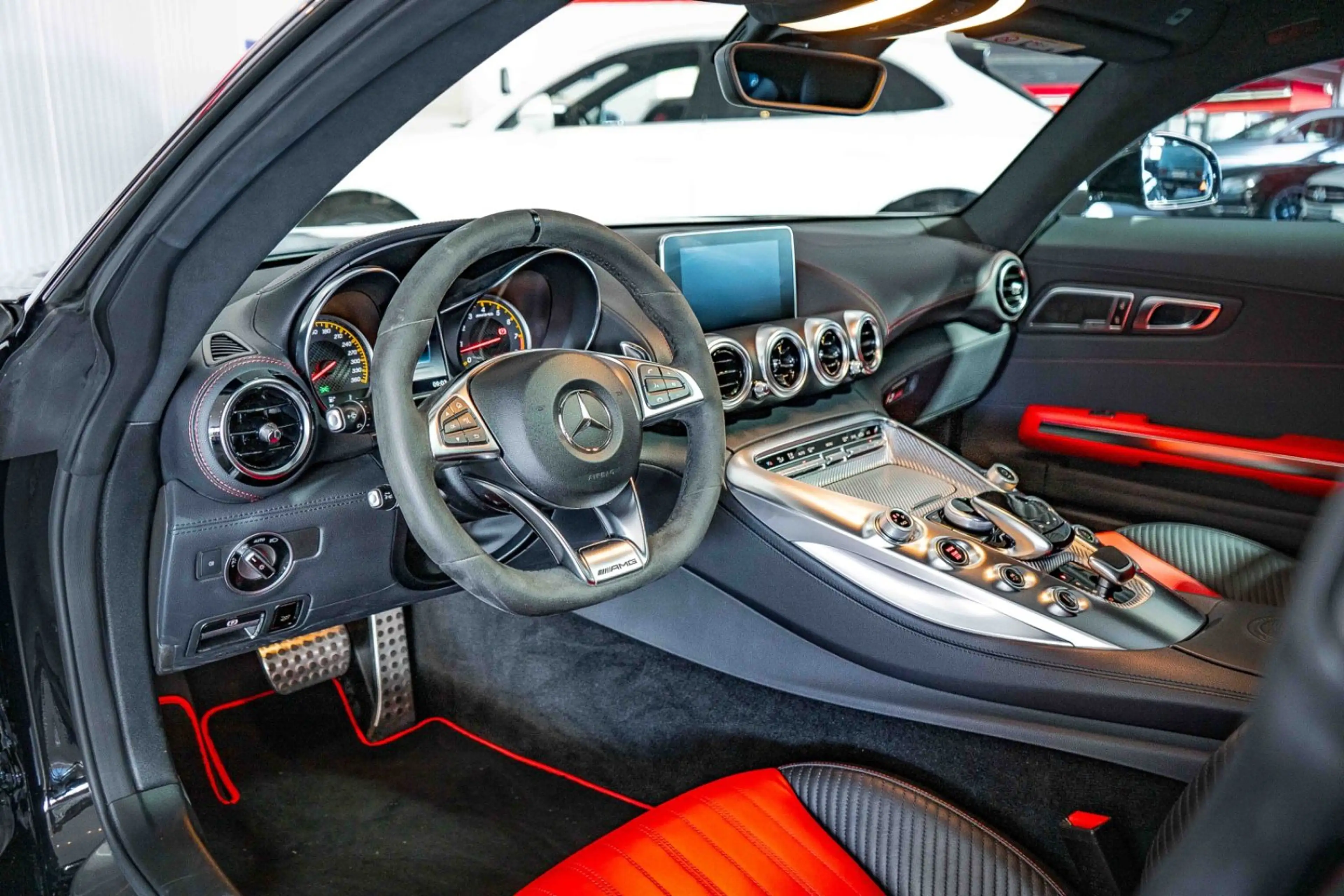 Mercedes-Benz AMG GT Coupé Aerodynamik Panorama Burmester — photo 13