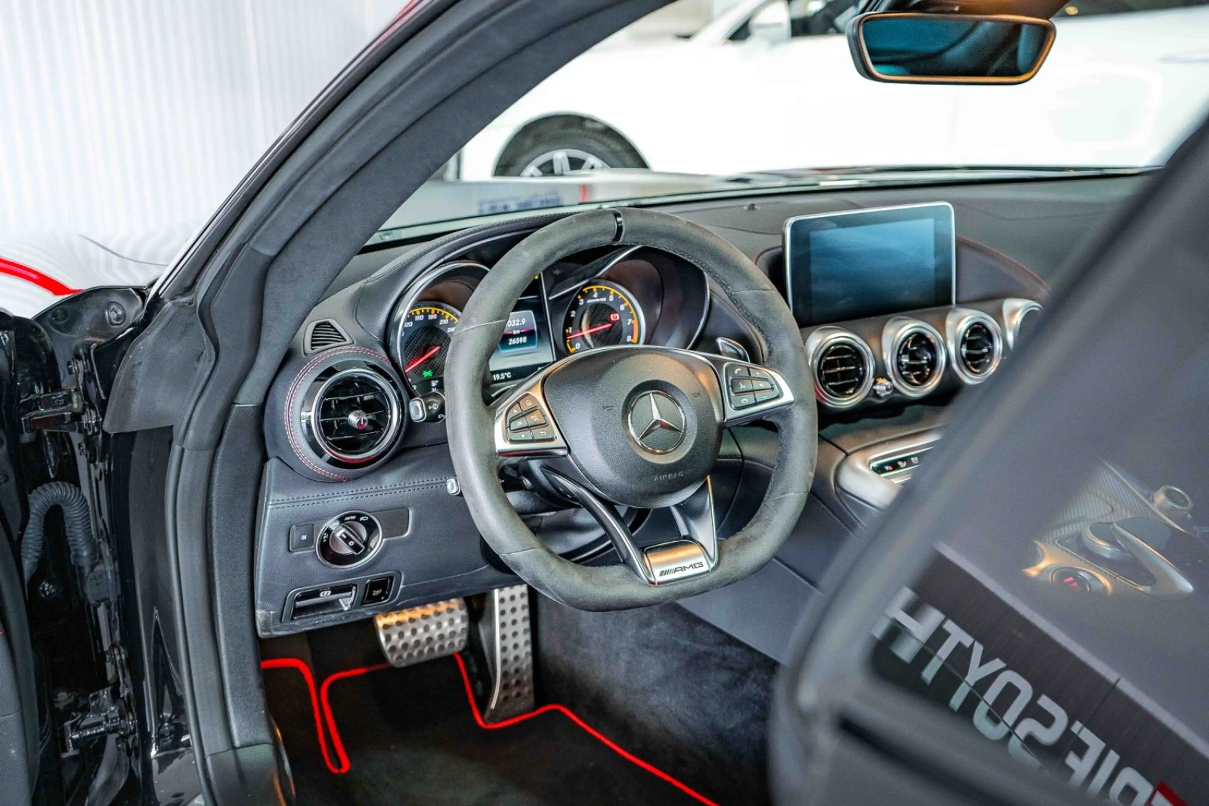Mercedes-Benz AMG GT Coupé Aerodynamik Panorama Burmester — photo 14