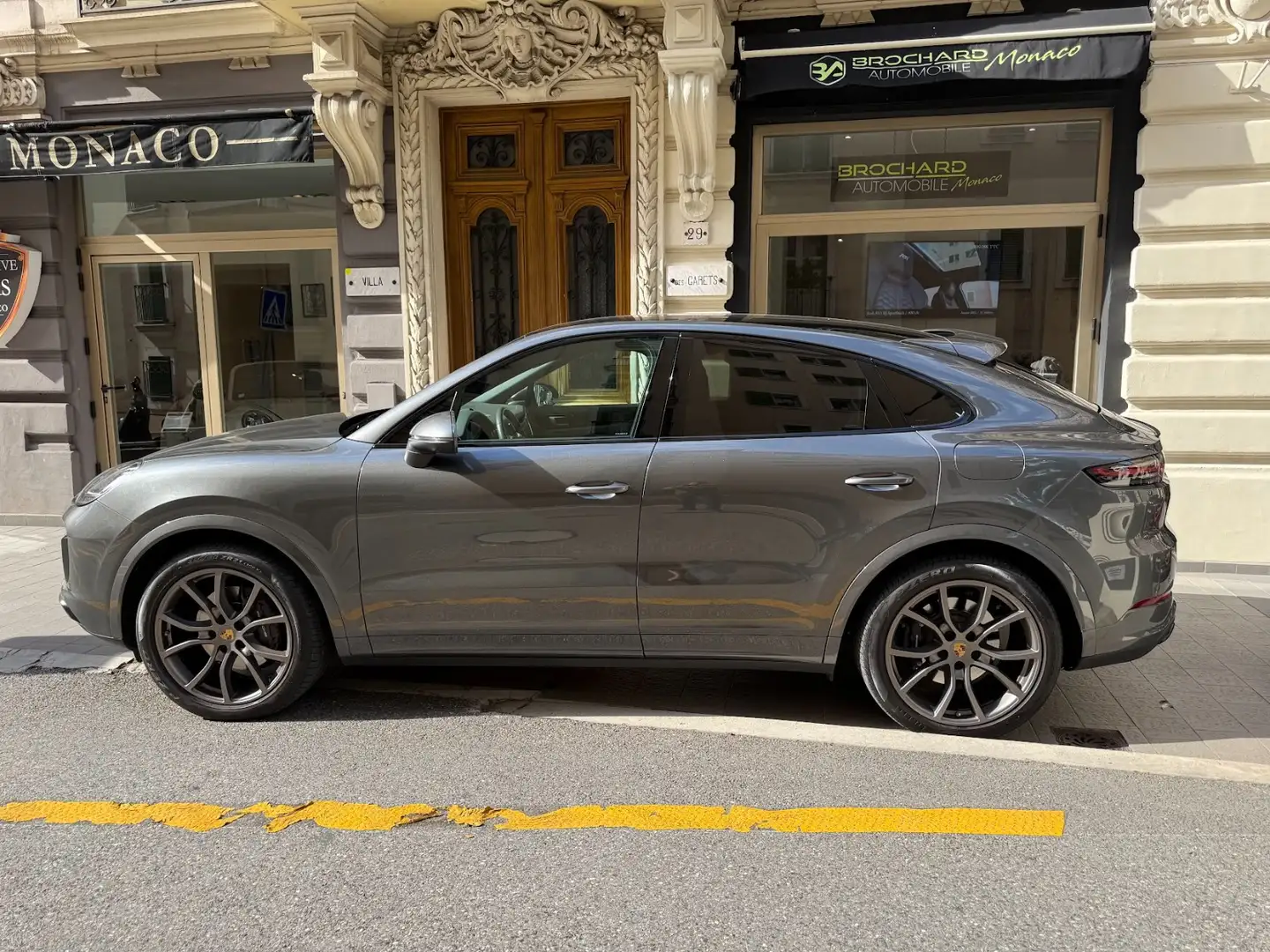 Porsche Cayenne COUPE III E-Hybrid V6 462 Ch / Pack Porsche Design/ Reprise + Fi Grijs - 2