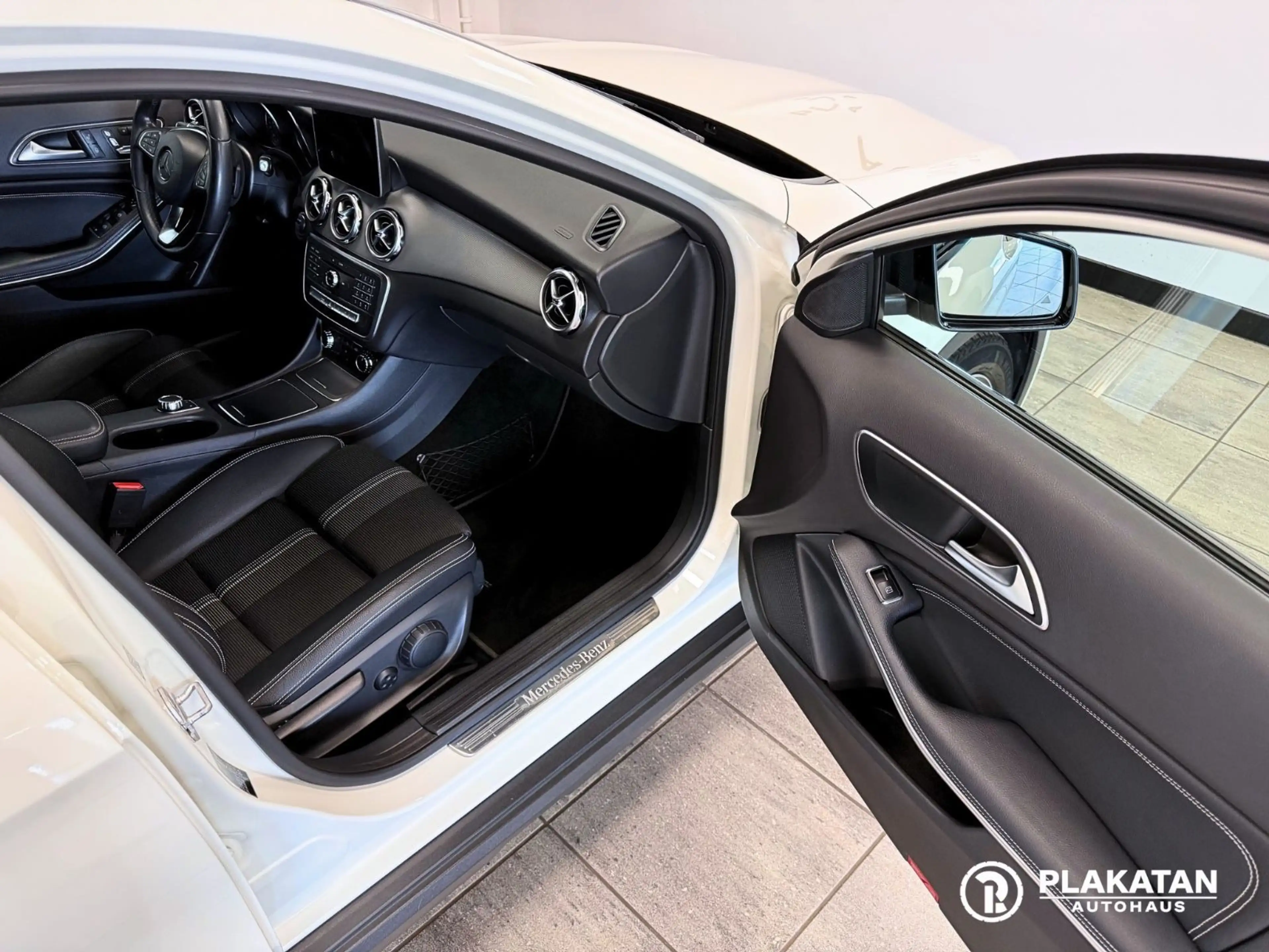 Mercedes-Benz GLA 200 AMG Night Packet Panorama Memory — photo 14