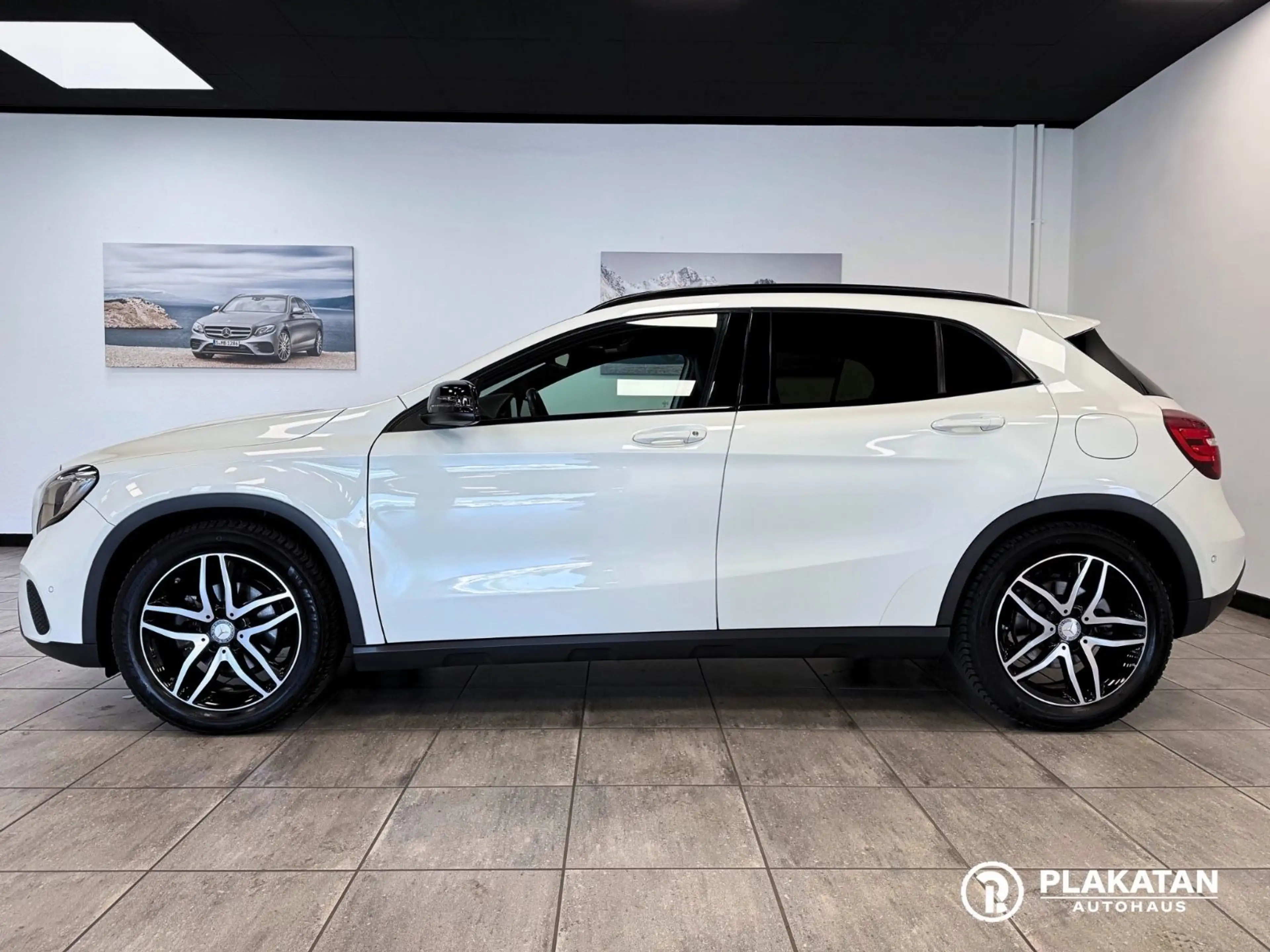 Mercedes-Benz GLA 200 AMG Night Packet Panorama Memory — photo 8