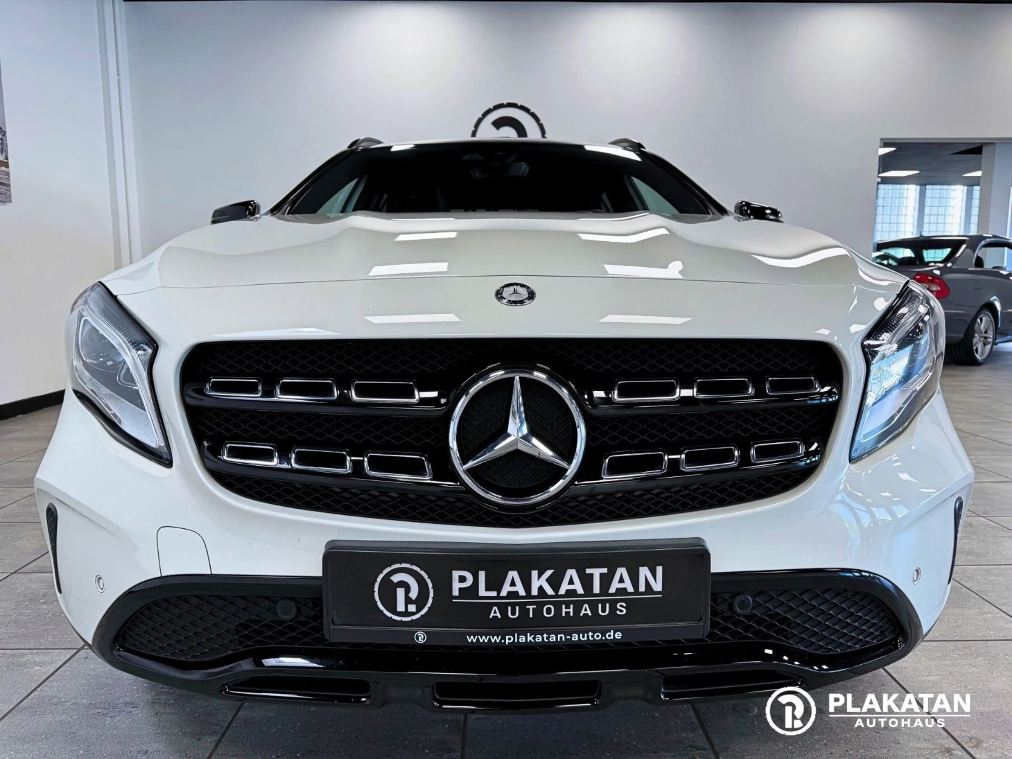 Mercedes-Benz GLA 200 AMG Night Packet Panorama Memory — photo 2