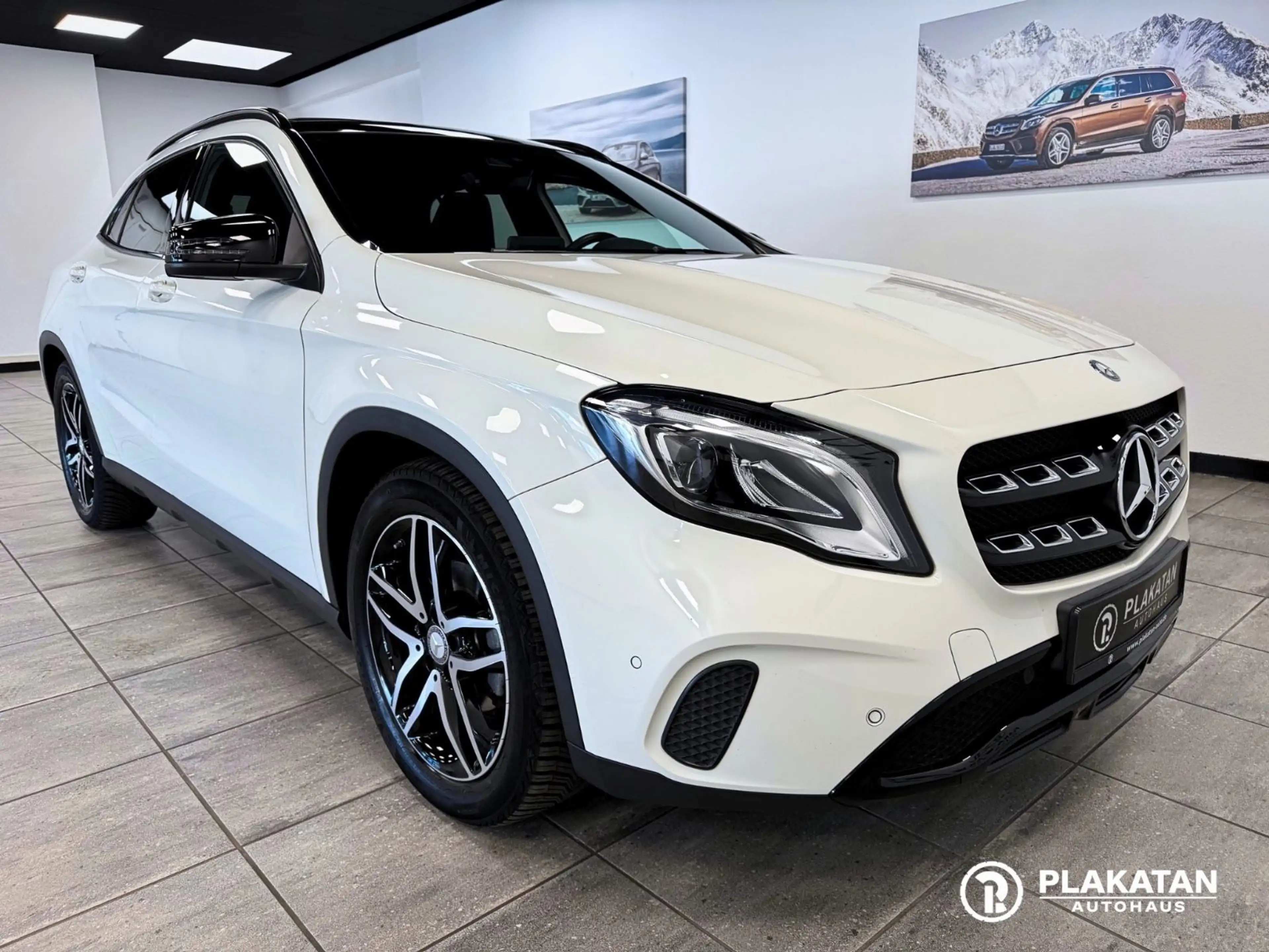 Mercedes-Benz GLA 200 AMG Night Packet Panorama Memory — photo 3