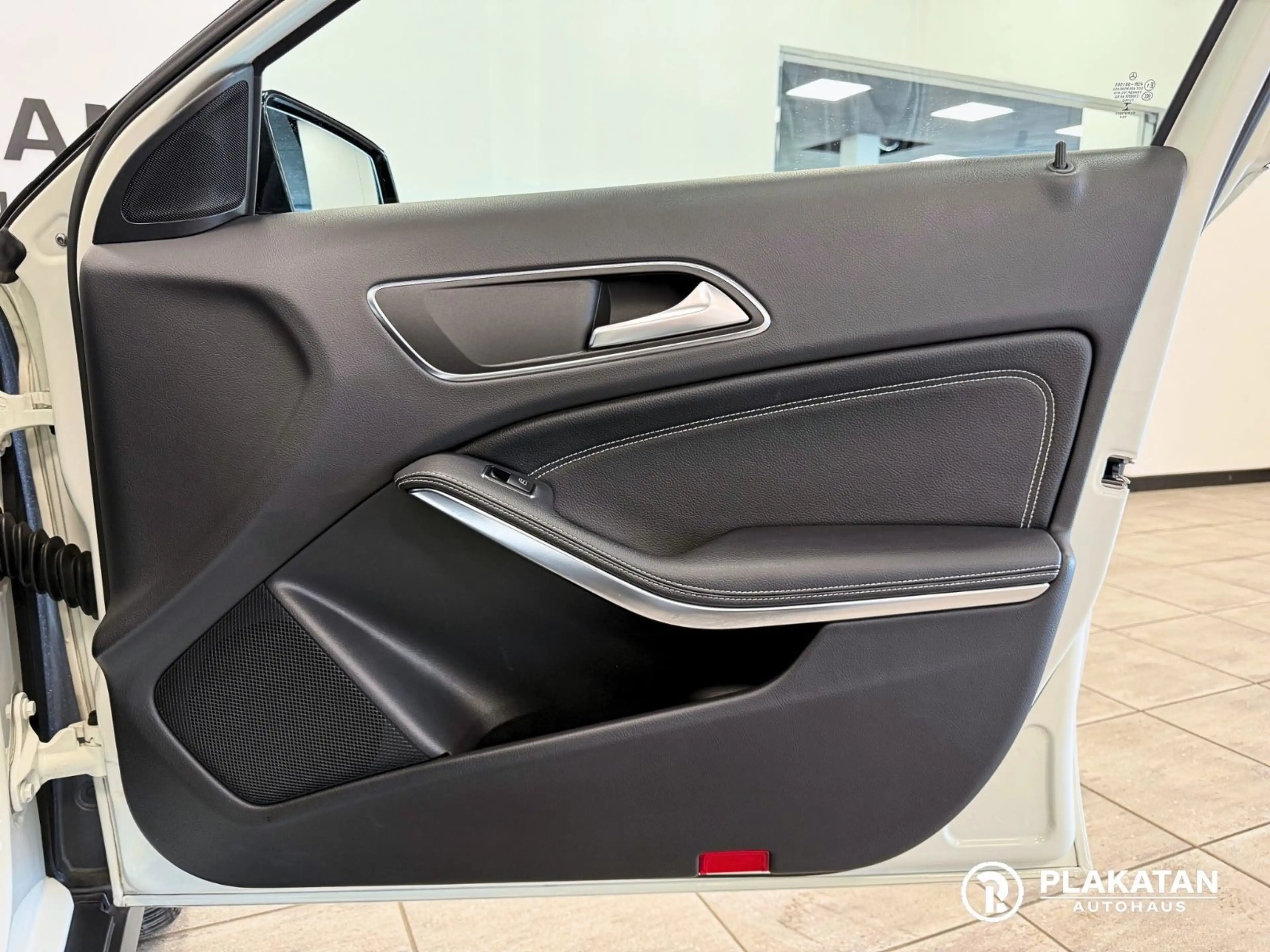 Mercedes-Benz GLA 200 AMG Night Packet Panorama Memory — photo 15