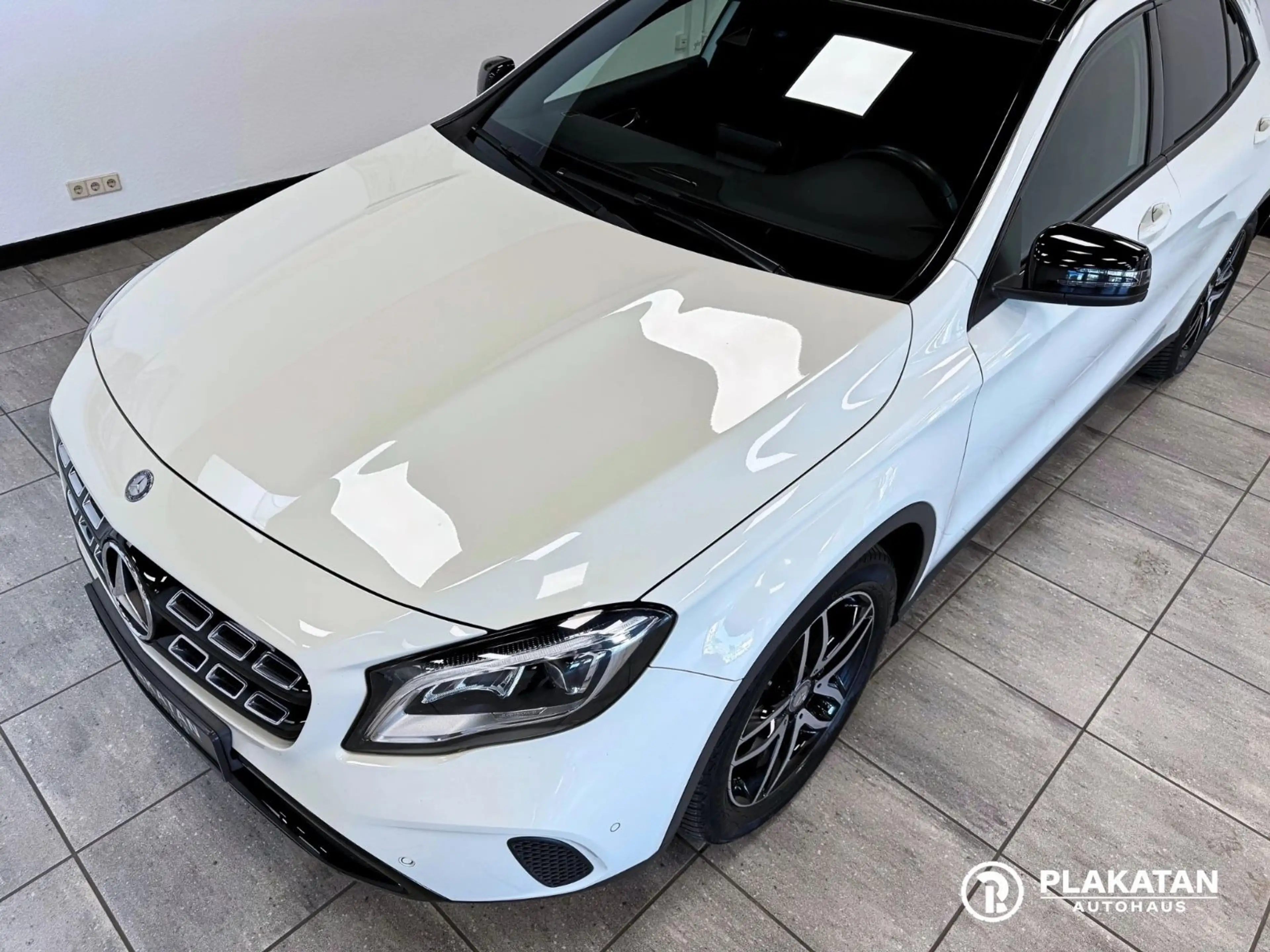 Mercedes-Benz GLA 200 AMG Night Packet Panorama Memory — photo 9