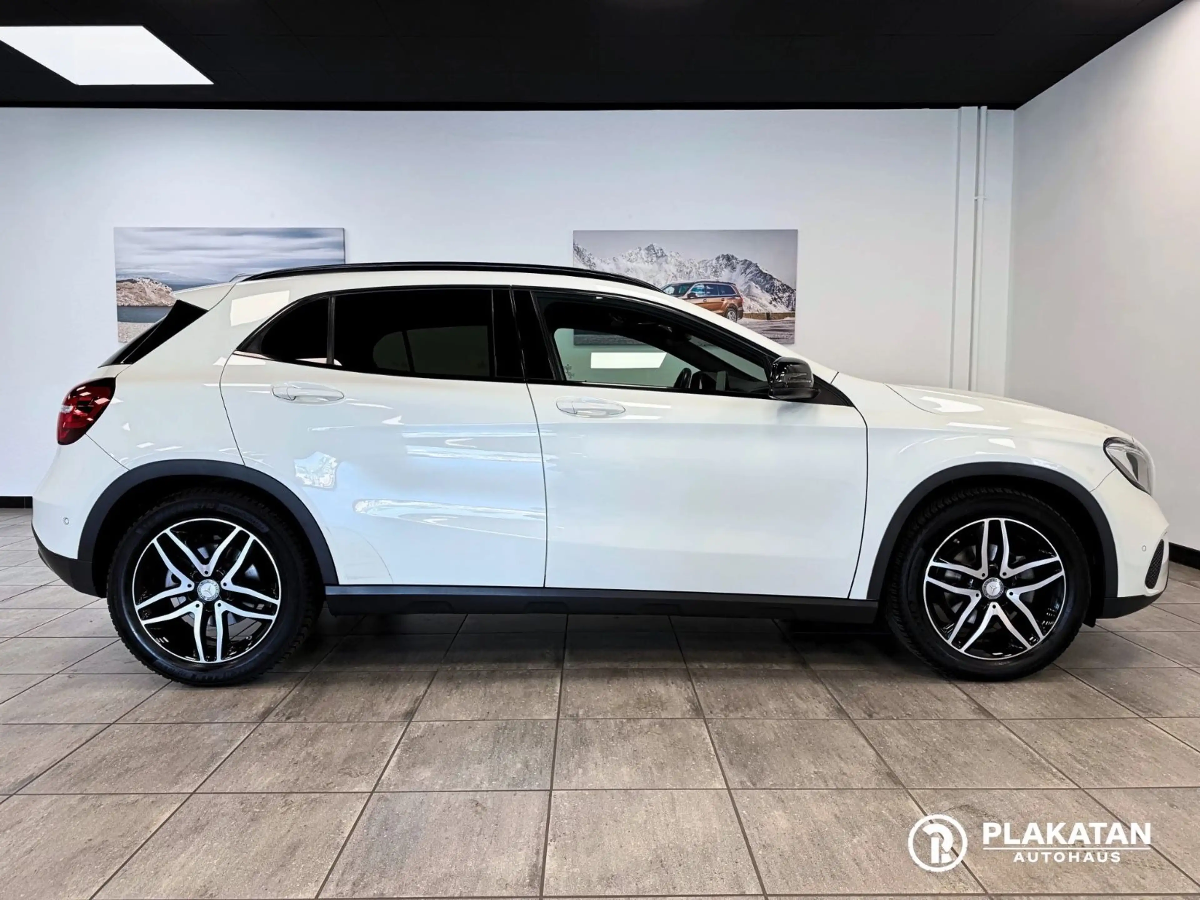 Mercedes-Benz GLA 200 AMG Night Packet Panorama Memory — photo 4