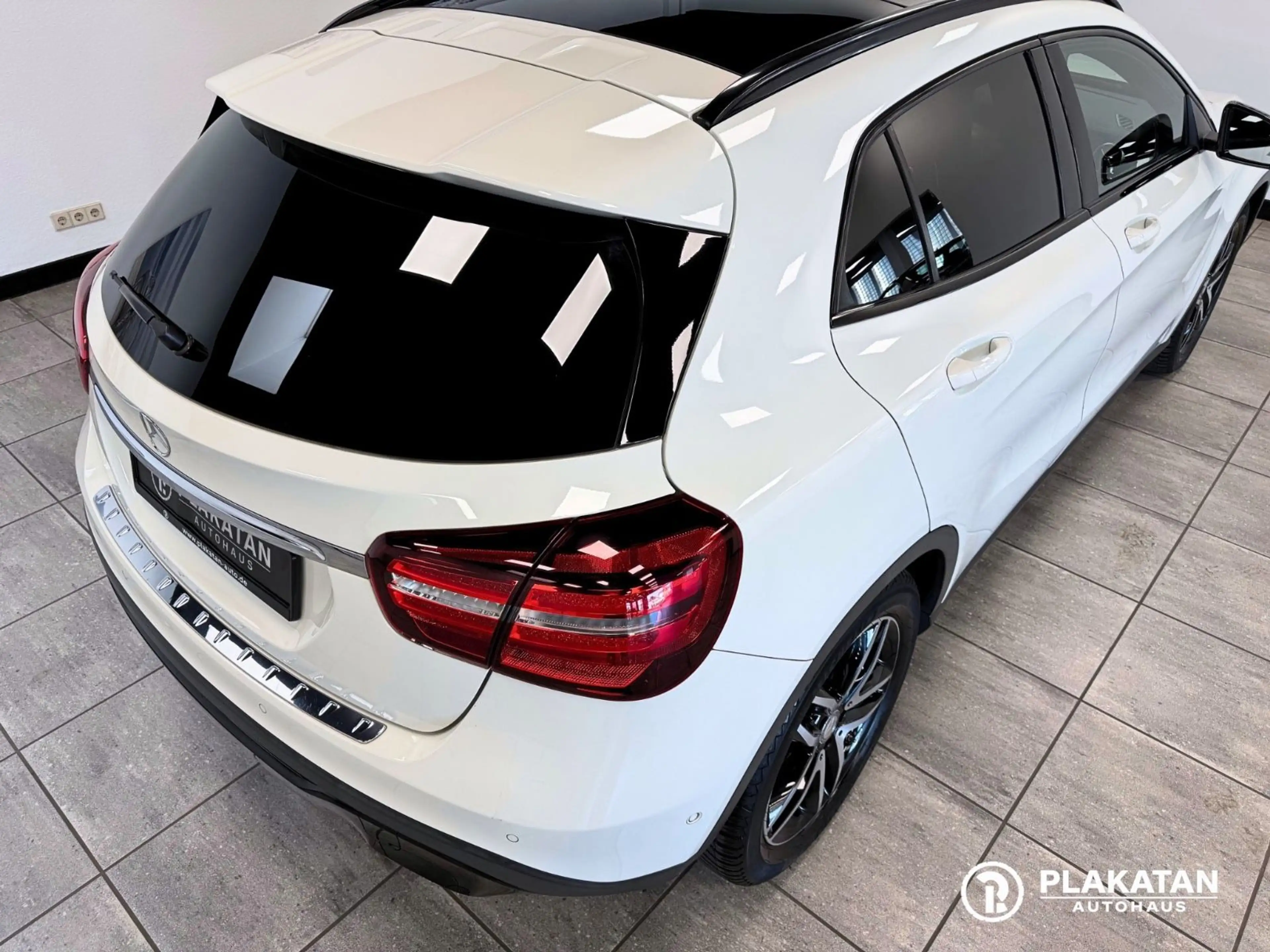 Mercedes-Benz GLA 200 AMG Night Packet Panorama Memory — photo 10