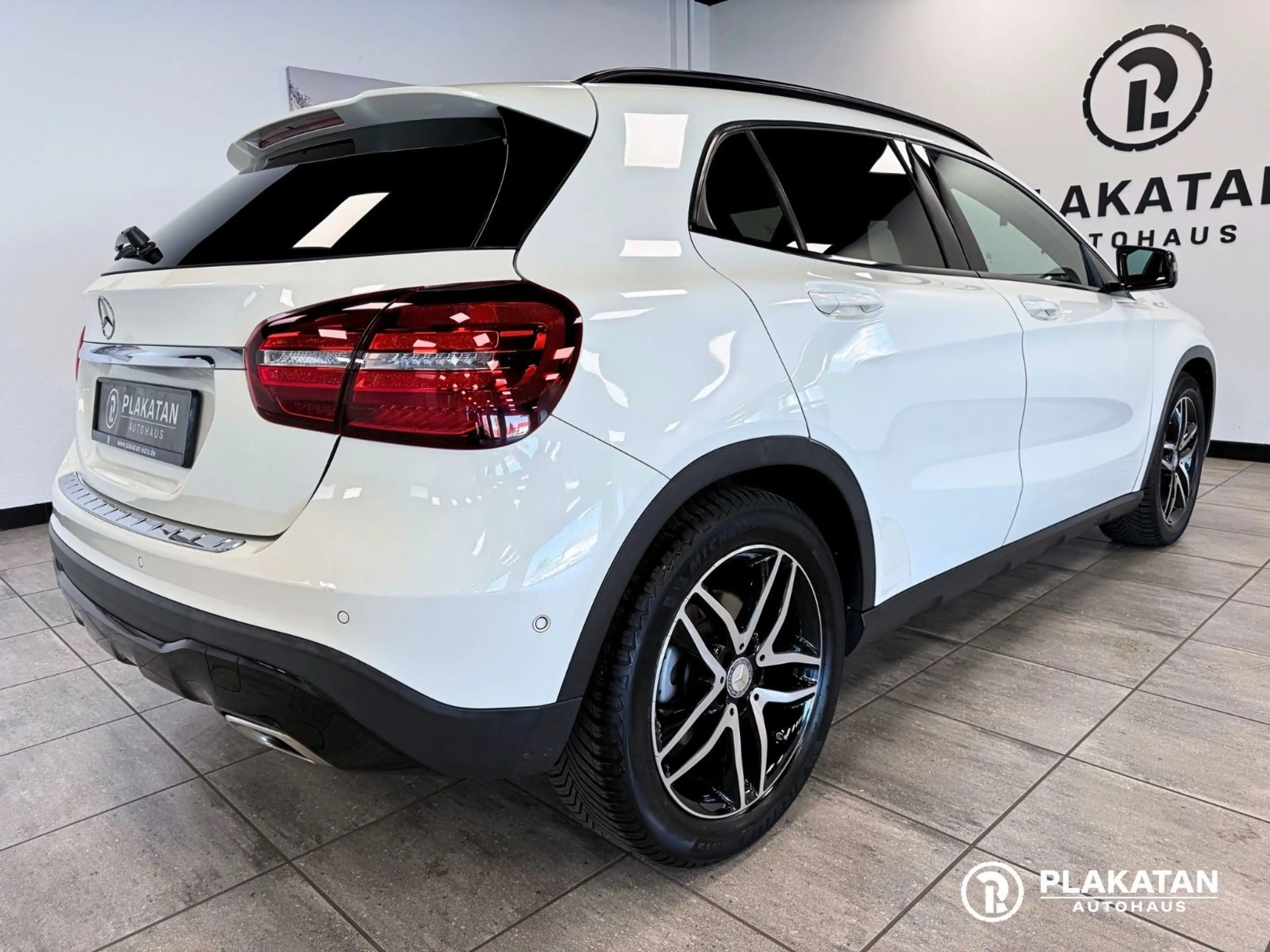 Mercedes-Benz GLA 200 AMG Night Packet Panorama Memory — photo 5