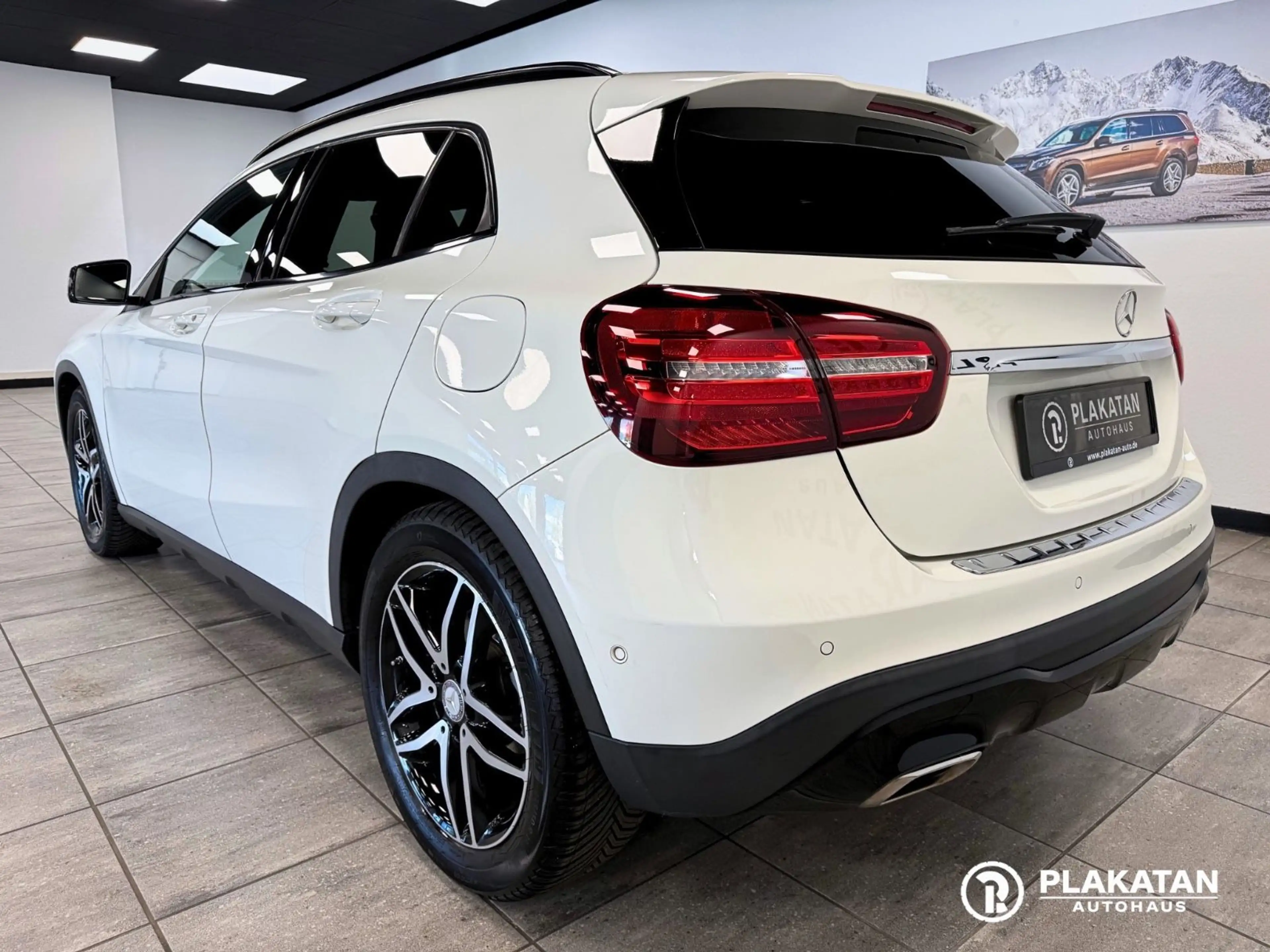Mercedes-Benz GLA 200 AMG Night Packet Panorama Memory — photo 7