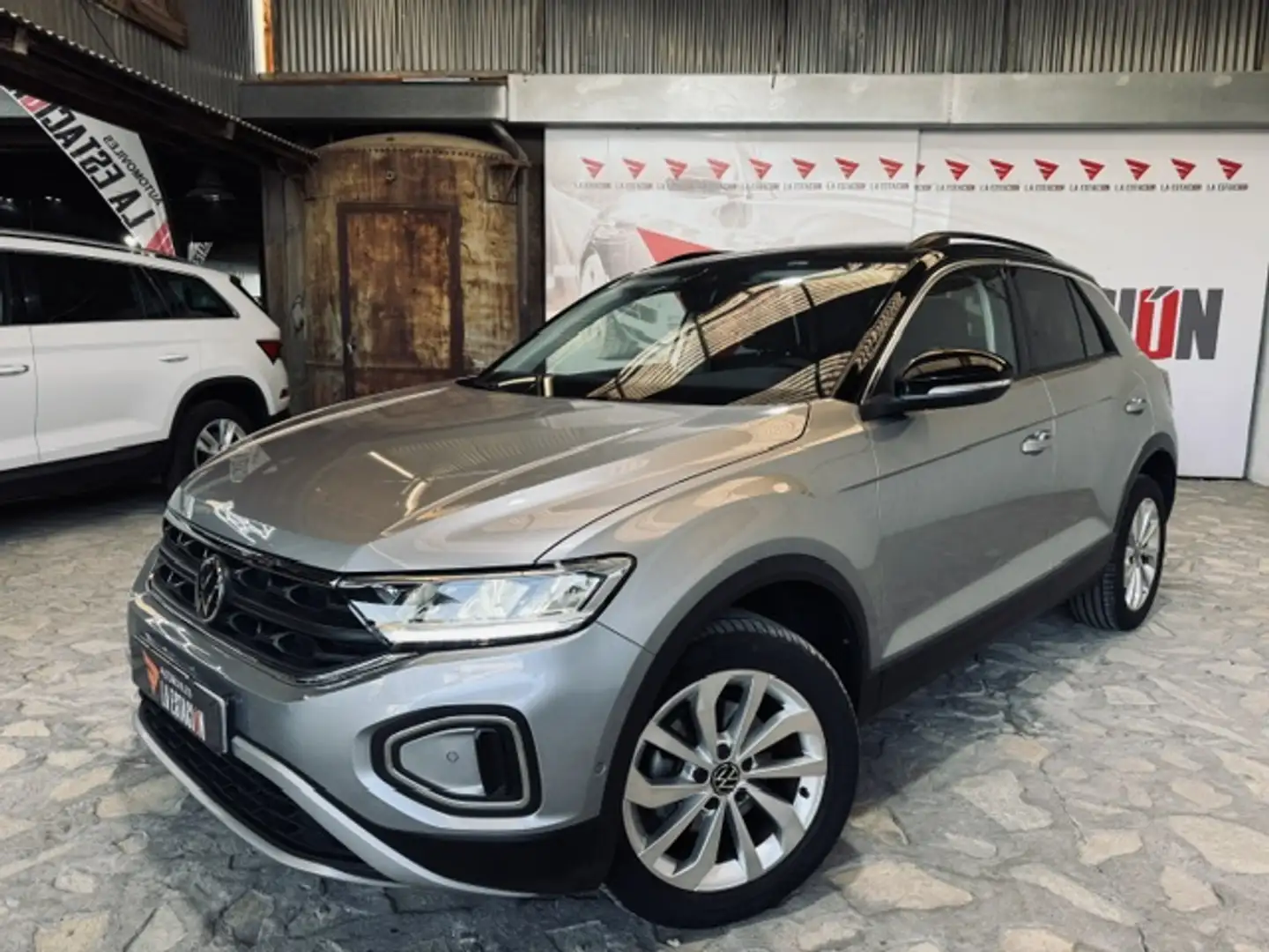 Volkswagen T-Roc 2.0TDI Life 85kW Plateado - 1