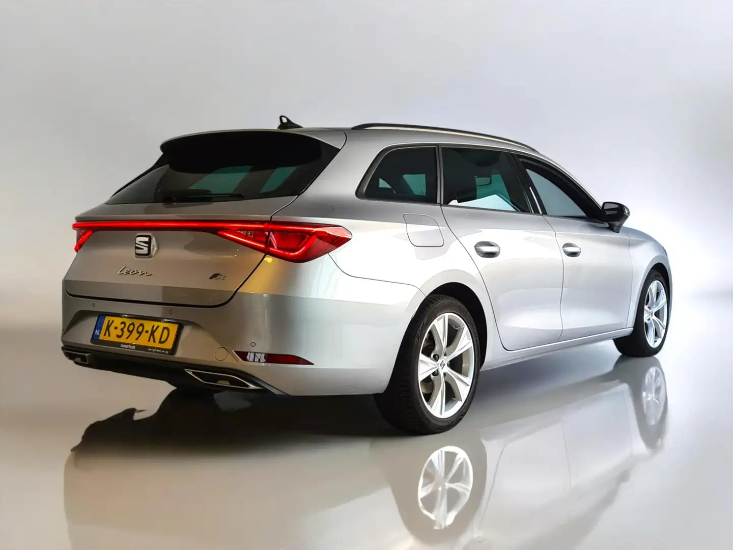 SEAT Leon Sportstourer 1.5 TSI 150pk FR LMV LED TREKHAAK PDC Grau - 2