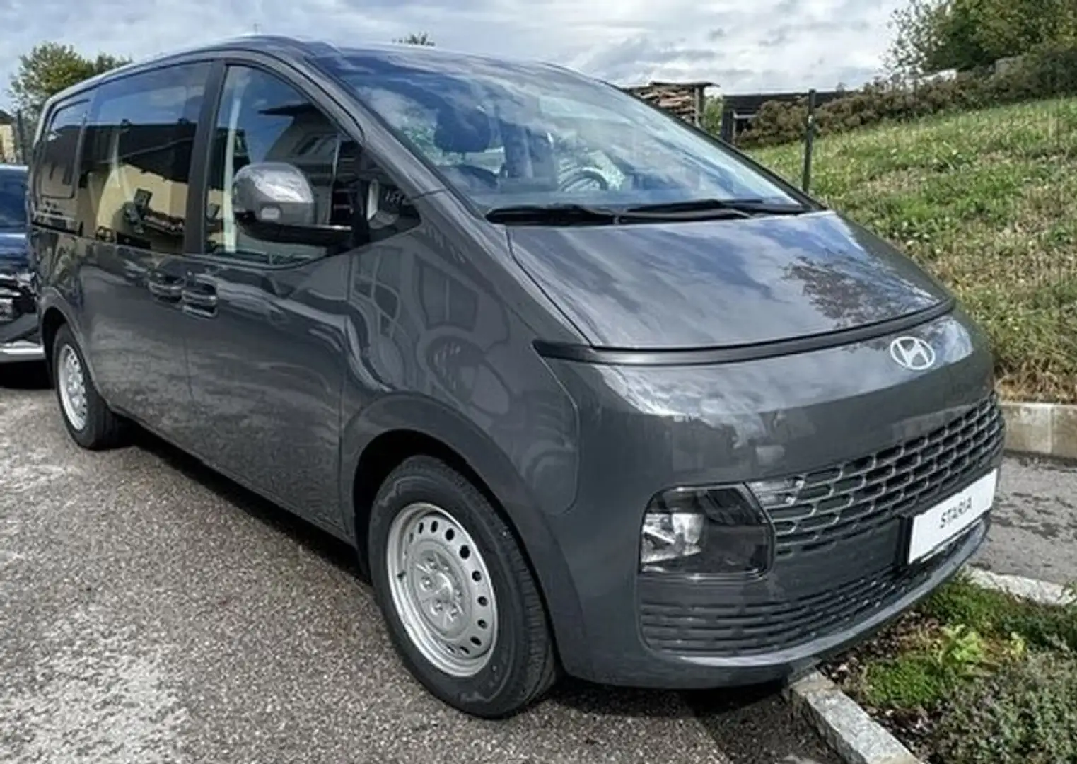 Hyundai STARIA Transporter DoKa 1.6 T-GDI HEV Grau - 1