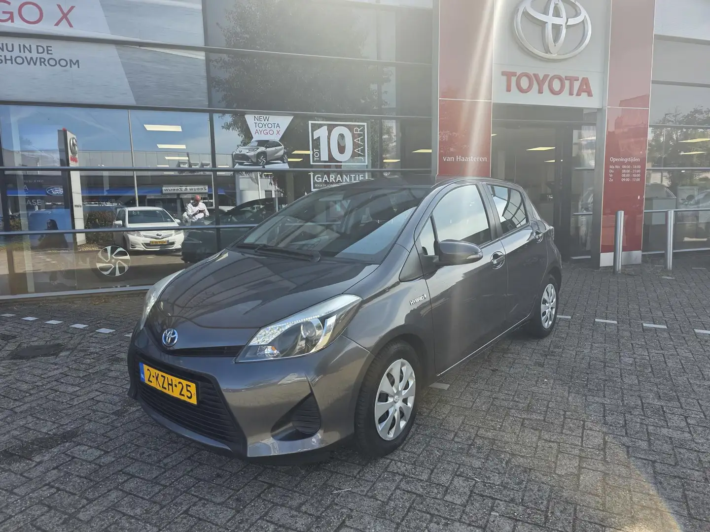 Toyota Yaris 1.5 Full Hybrid 100pk 5D Aut Aspiration Gris - 1