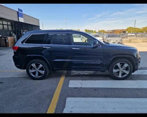 Jeep Cherokee view 4