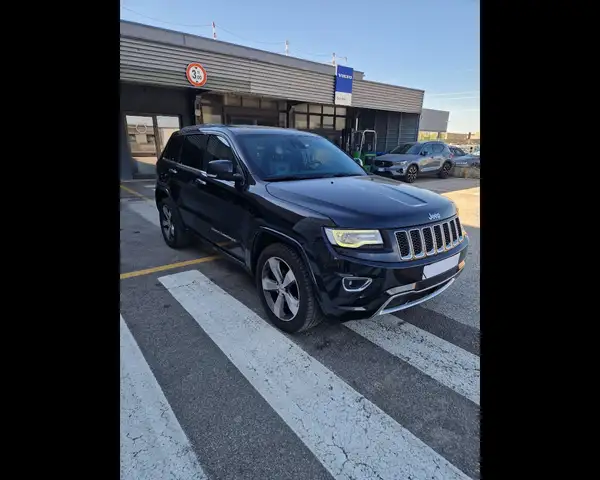 Jeep Cherokee view 3