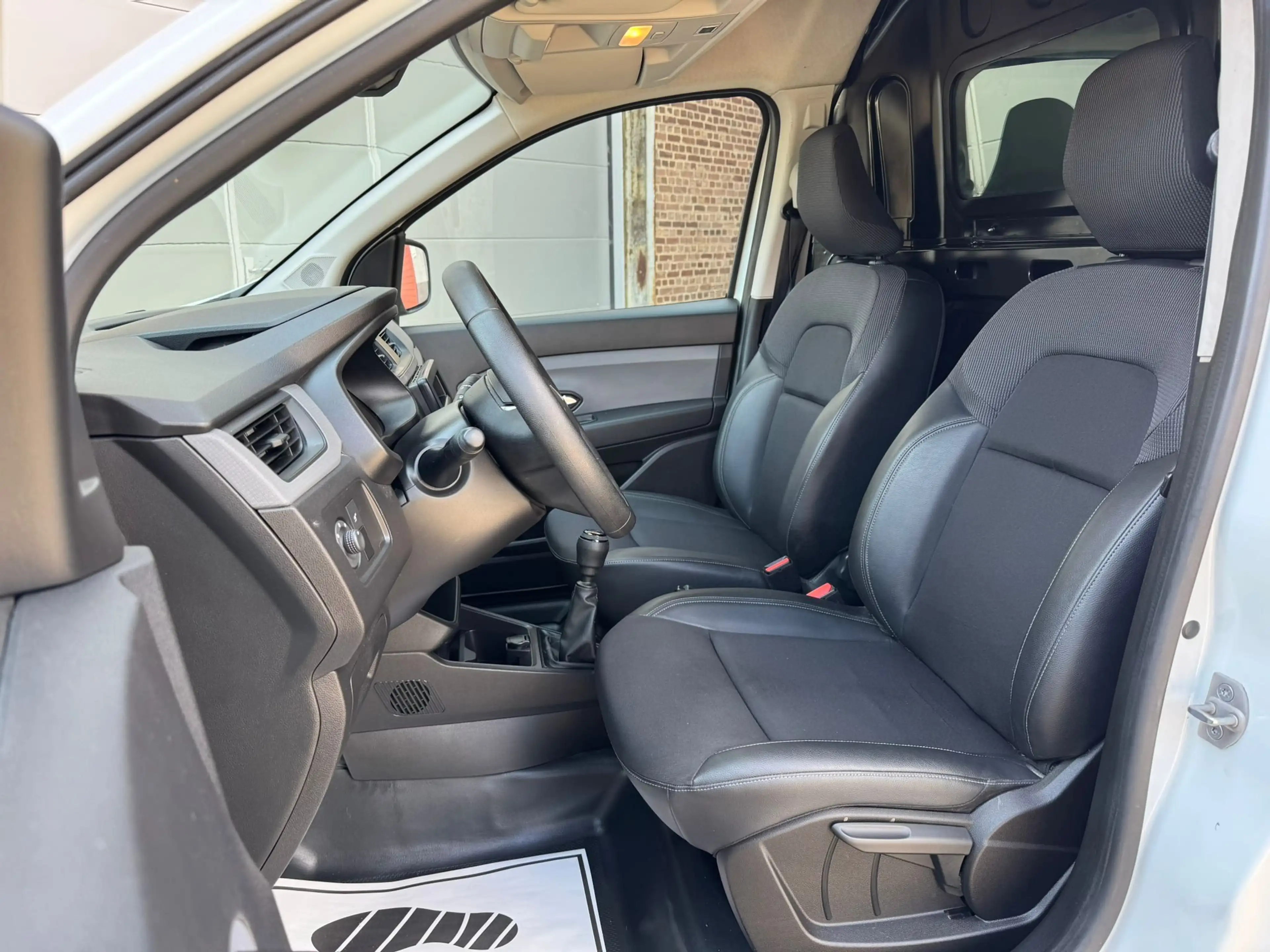 Renault Express CONFORT Cruise Control/ Phares Auto/ Volant Multi — photo 12