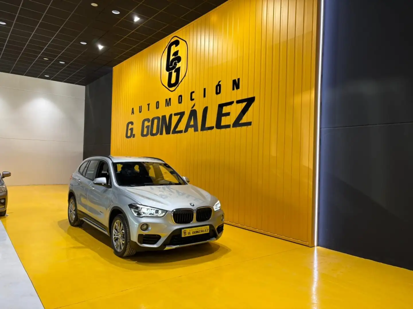 BMW X1 sDrive 18iA Gris - 1