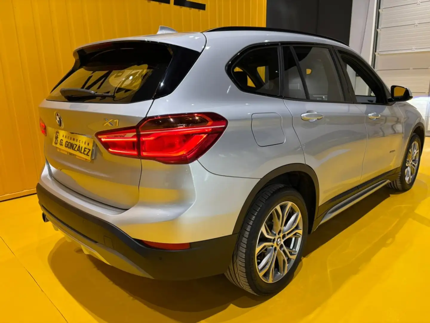 BMW X1 sDrive 18iA Gris - 2