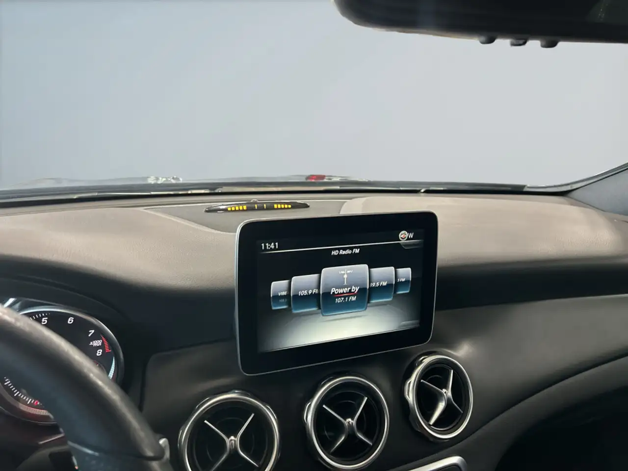 Mercedes-Benz GLA снимка Mercedes-Benz GLA