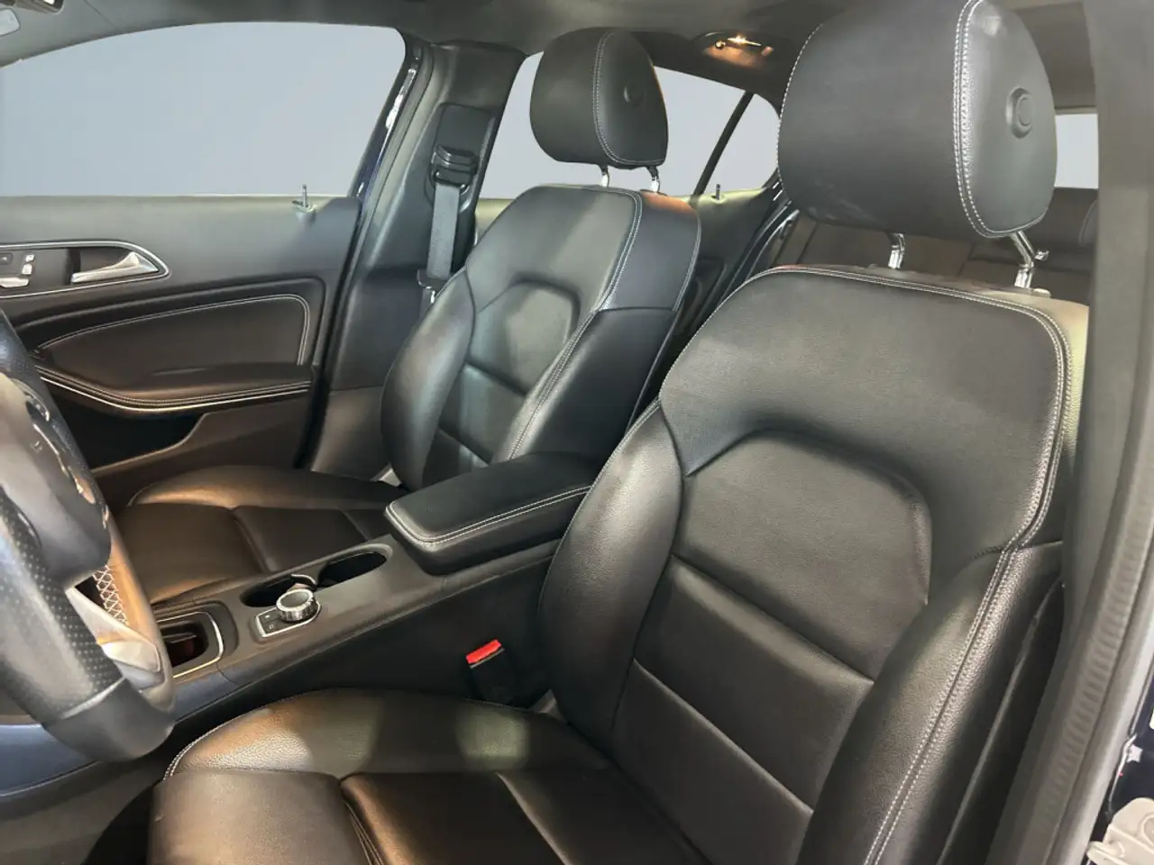 Mercedes-Benz GLA снимка Mercedes-Benz GLA