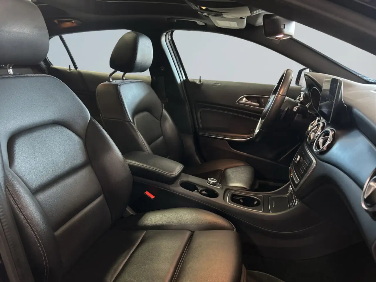 Mercedes-Benz GLA снимка Mercedes-Benz GLA