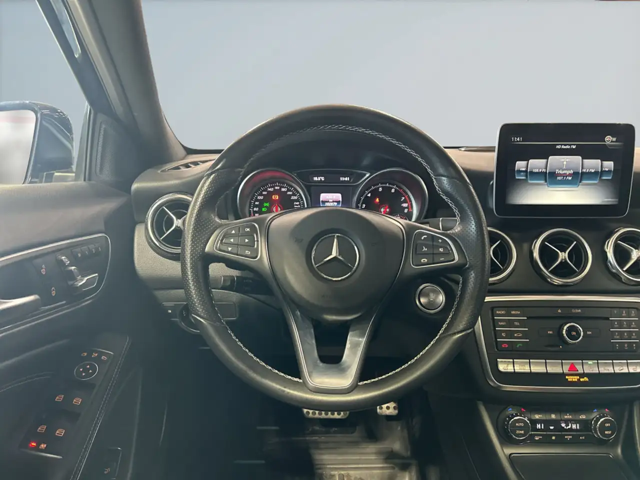 Mercedes-Benz GLA снимка Mercedes-Benz GLA