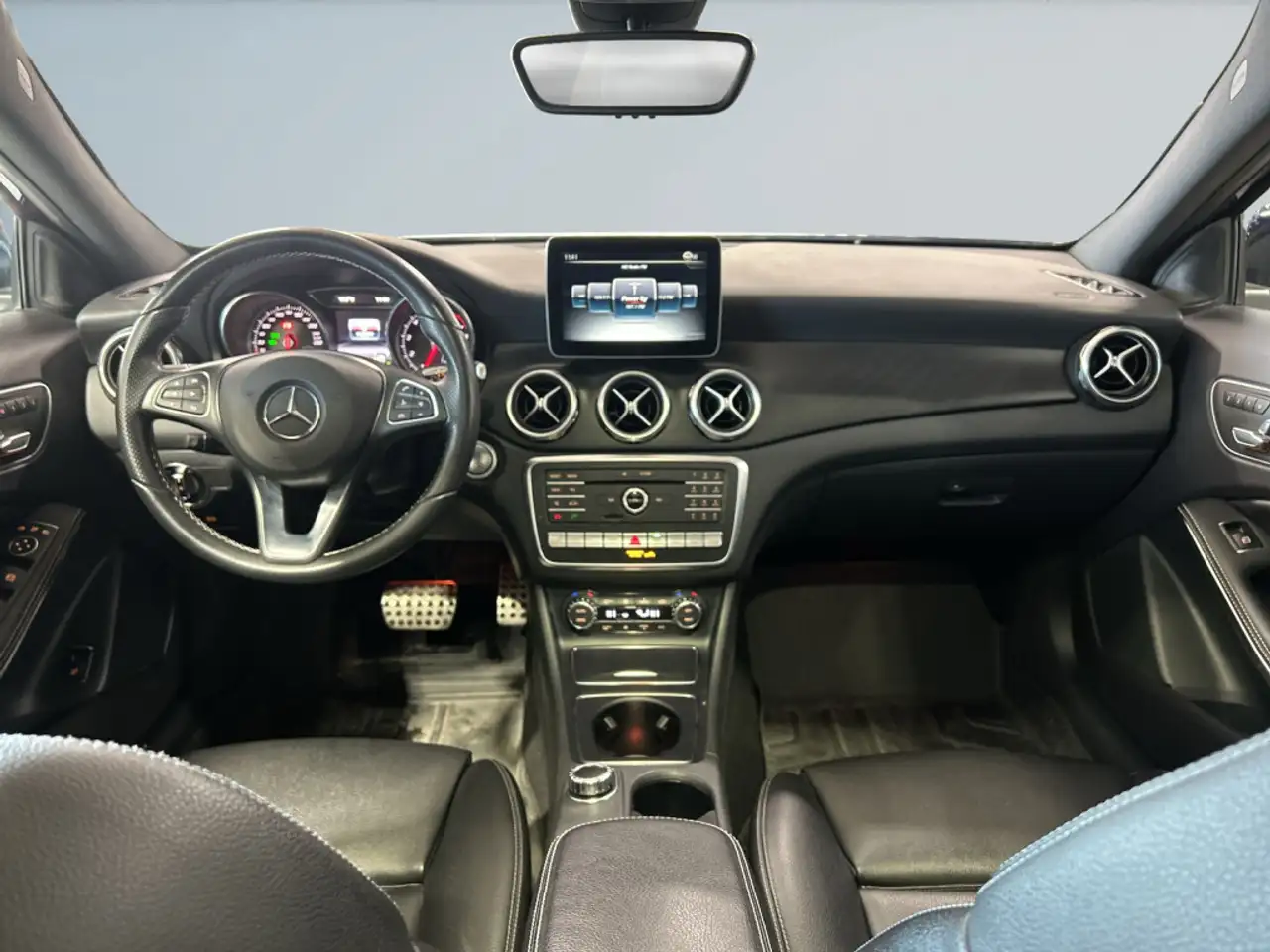 Mercedes-Benz GLA снимка Mercedes-Benz GLA