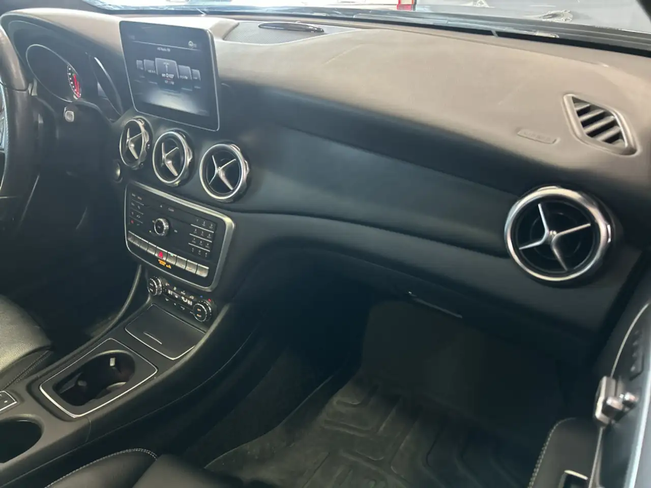 Mercedes-Benz GLA снимка Mercedes-Benz GLA