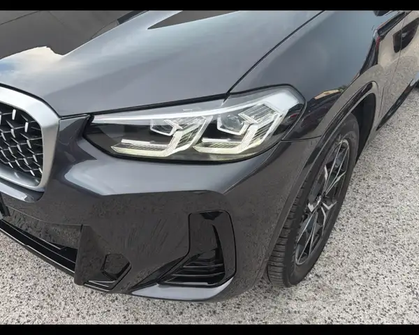 BMW X4 view 11