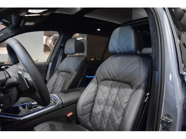 BMW X7 view 7