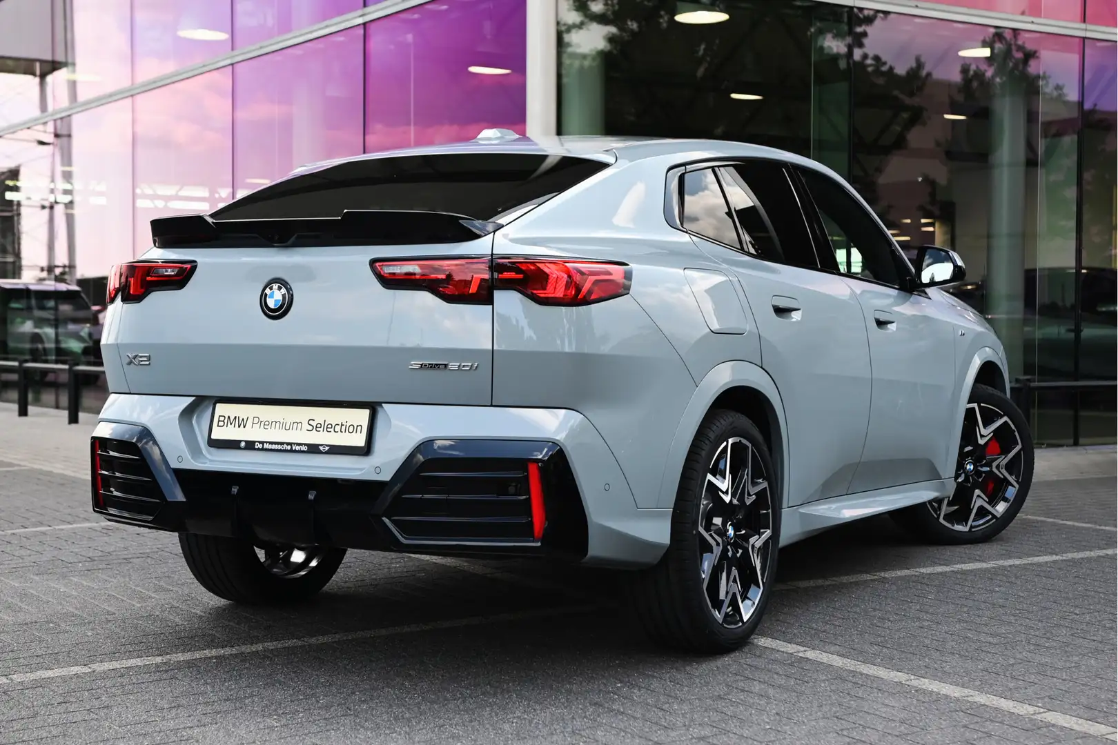 BMW X2 sDrive20i High Executive M Sport Automaat / Panora Grijs - 2