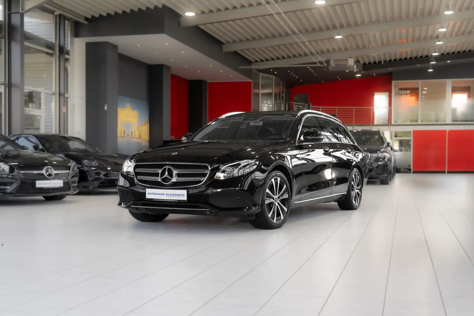 Mercedes-Benz E 200 4M*AVANTGARDE*M-LED*NAVI*KLIMA* Schwarz - 1