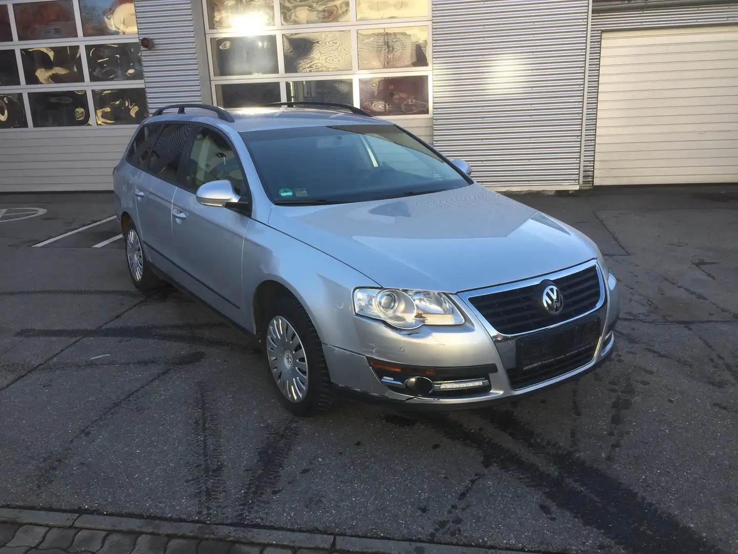 Volkswagen Passat KOMBI AUTOMATIK AHK TEMPOMAT FEST PREIS Silber - 1