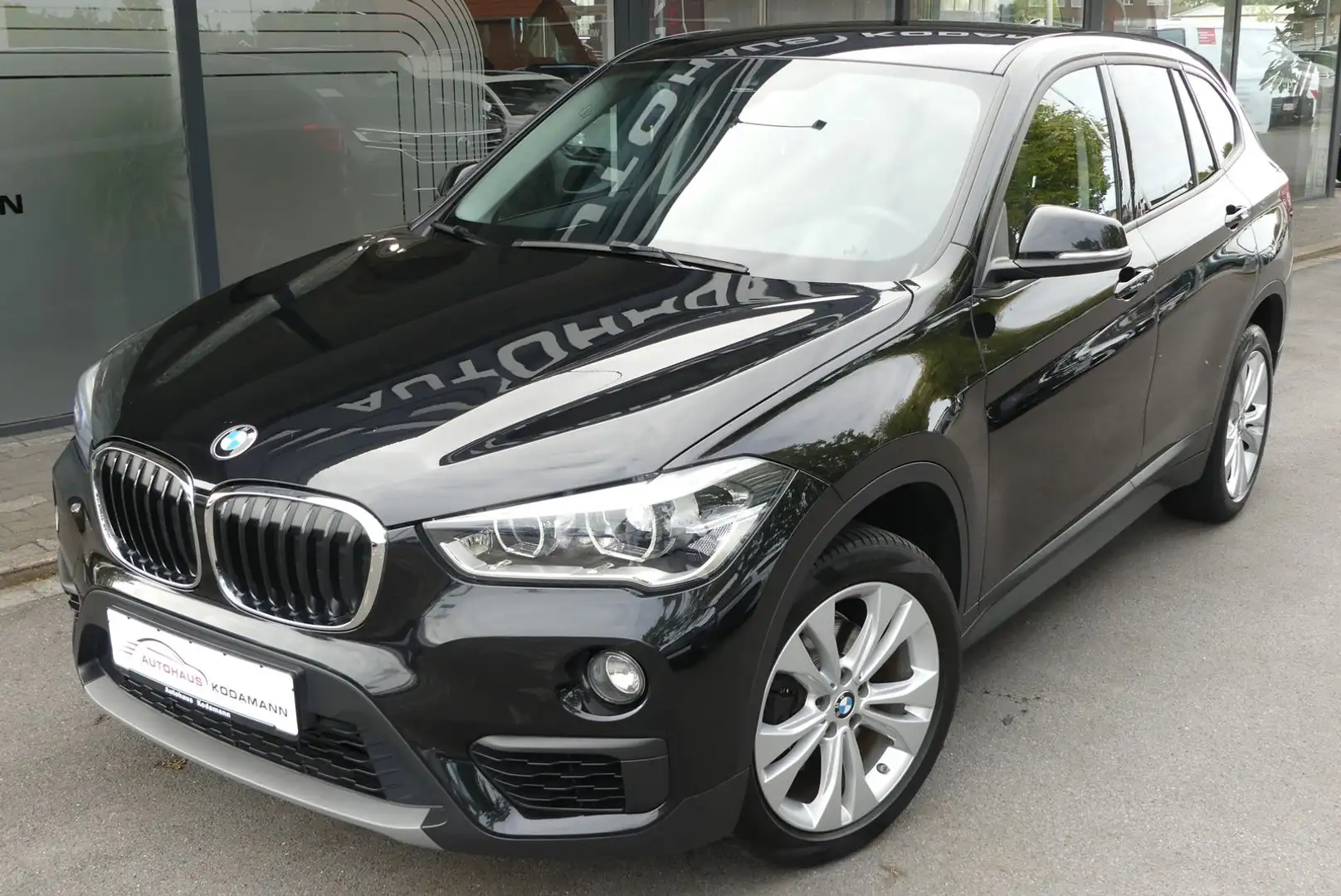 BMW X1 18i sDrive Advantage*Temp.*LED*Kamera*18"*AHK Zwart - 2