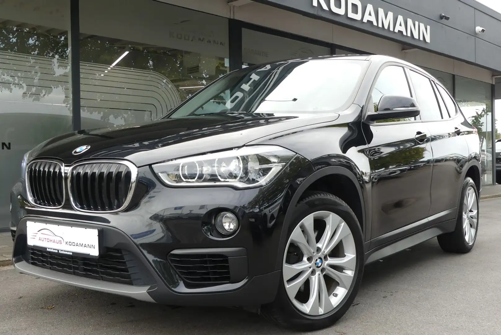 BMW X1 18i sDrive Advantage*Temp.*LED*Kamera*18"*AHK Zwart - 1