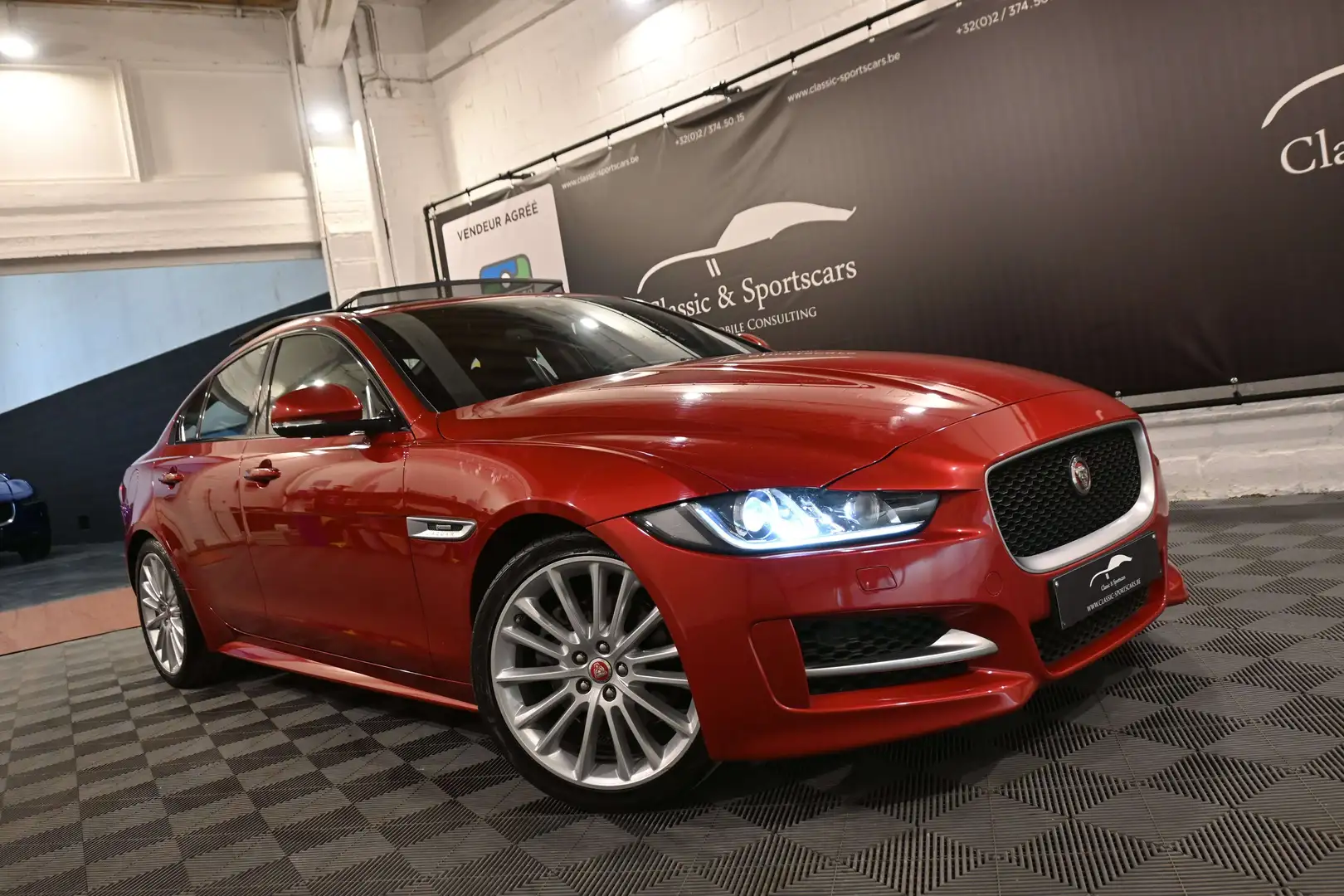 Jaguar XE 2.0 D AWD R-SPORT / CAMERA / TOIT PANO / FULL Rouge - 2