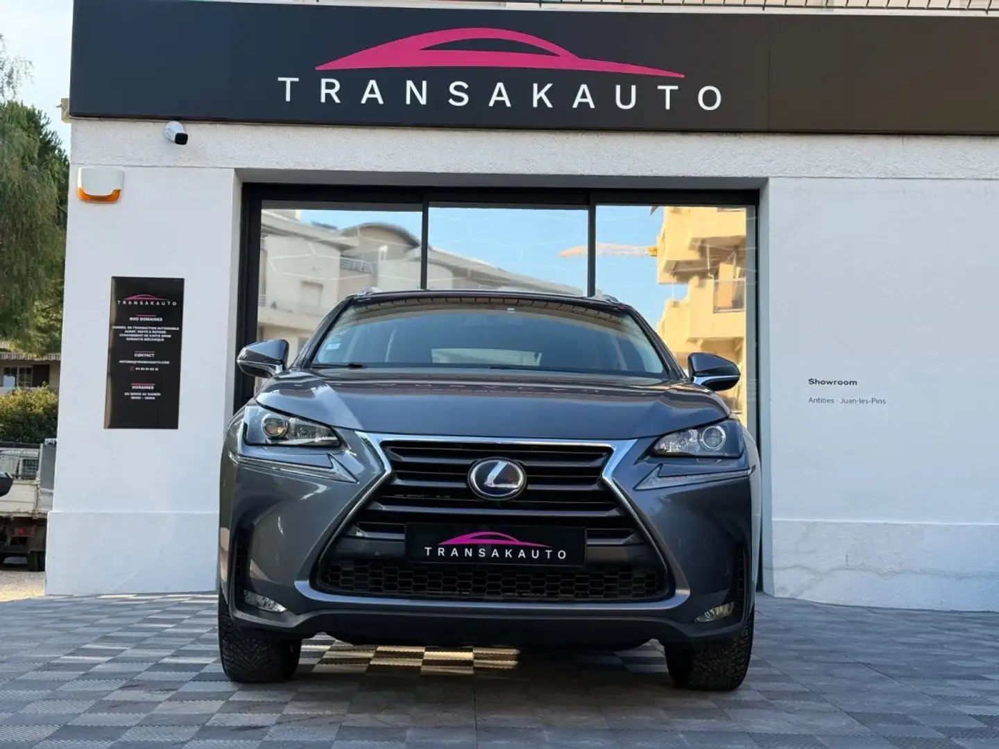 Lexus NX 300h NX300H L 2.5 VVT-i 16V 197 Hybrid AWD E-CVT 155 cv Boite auto Executive 300h 2WD Grau - 2