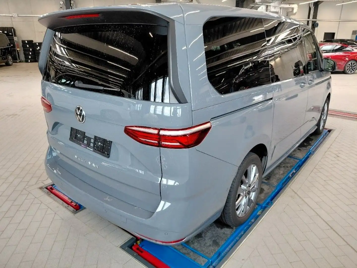 Volkswagen T7 Multivan Life lang, AHK, ACC, VIS a VIS Grau - 2