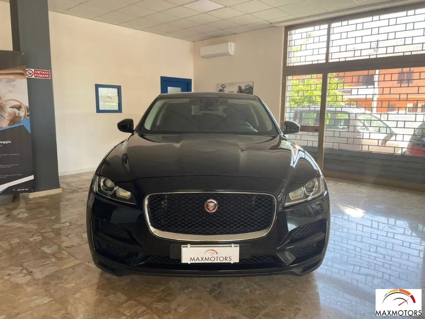 Jaguar F-Pace 2.0d 180 CV Pure Negru - 1