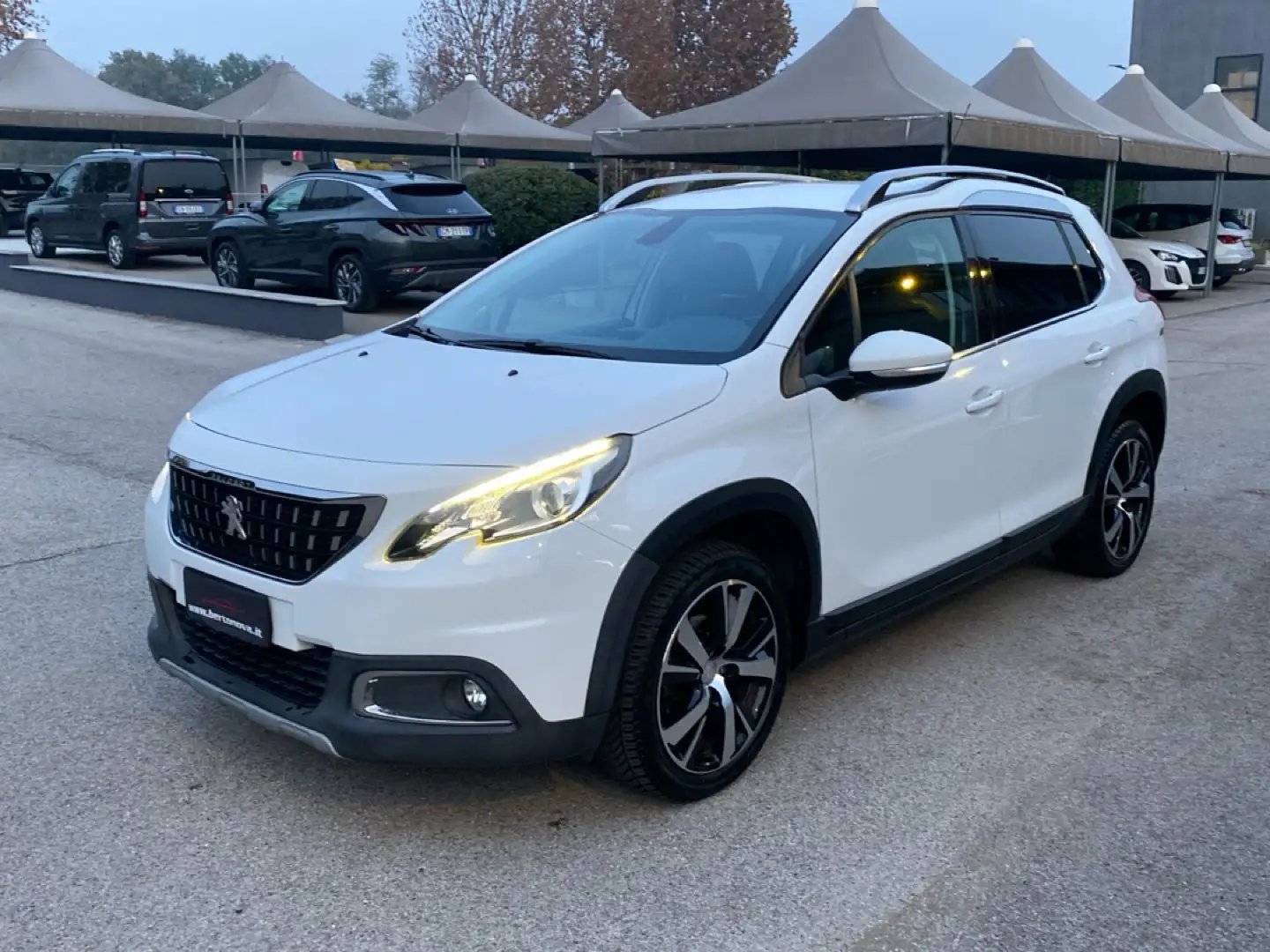 Peugeot 2008 BlueHDi 100 Allure Bianco - 1