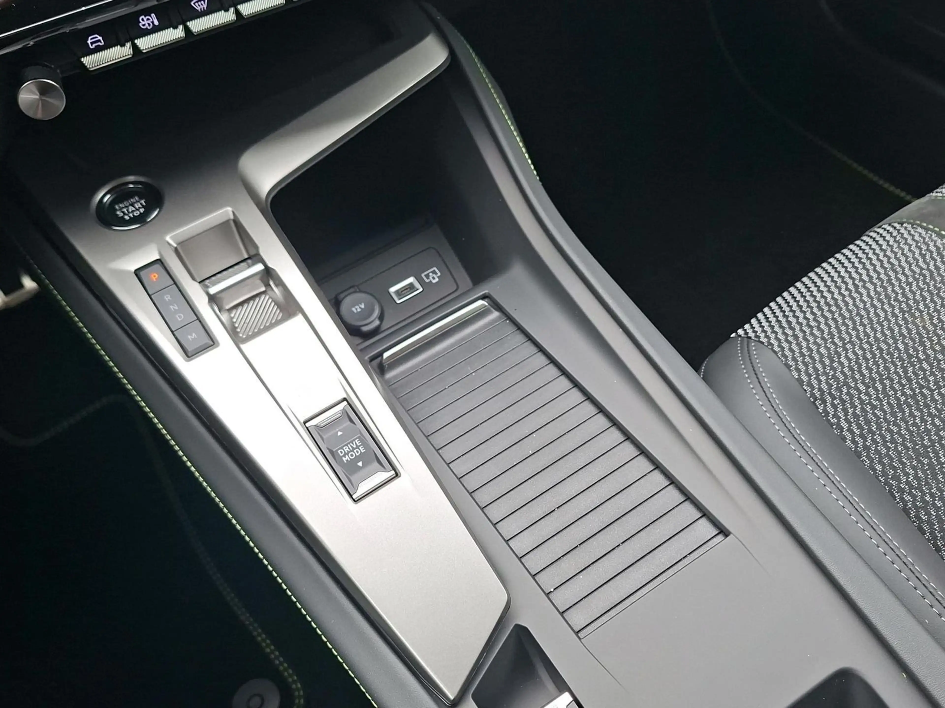 Peugeot 308 GT Hybrid 145 e-DSC6 Kamera — photo 11