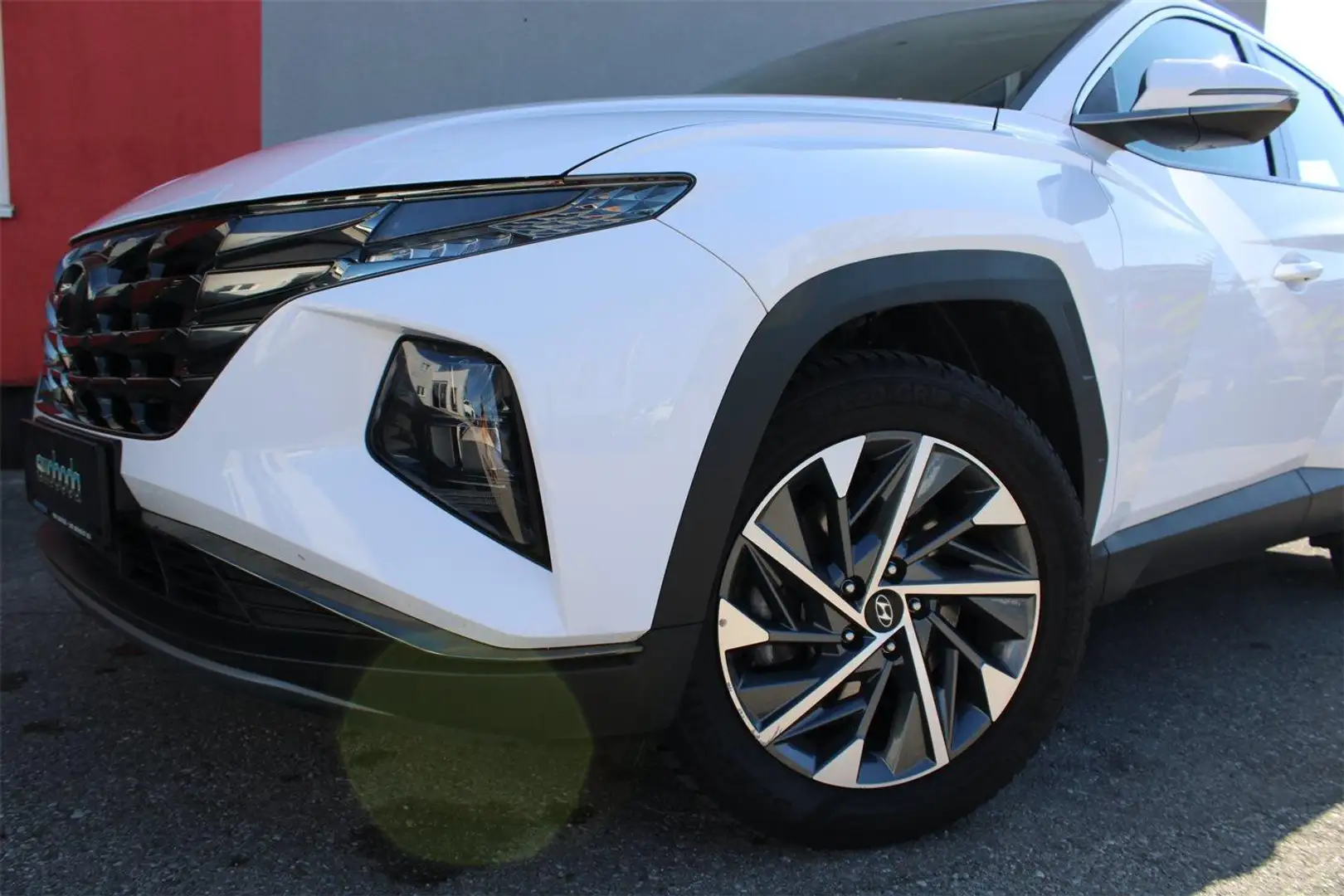 Hyundai TUCSON Tucson NX4 Smart Line 1,6 T-GDi 2WD t1bs0-P4-O3 Weiß - 2